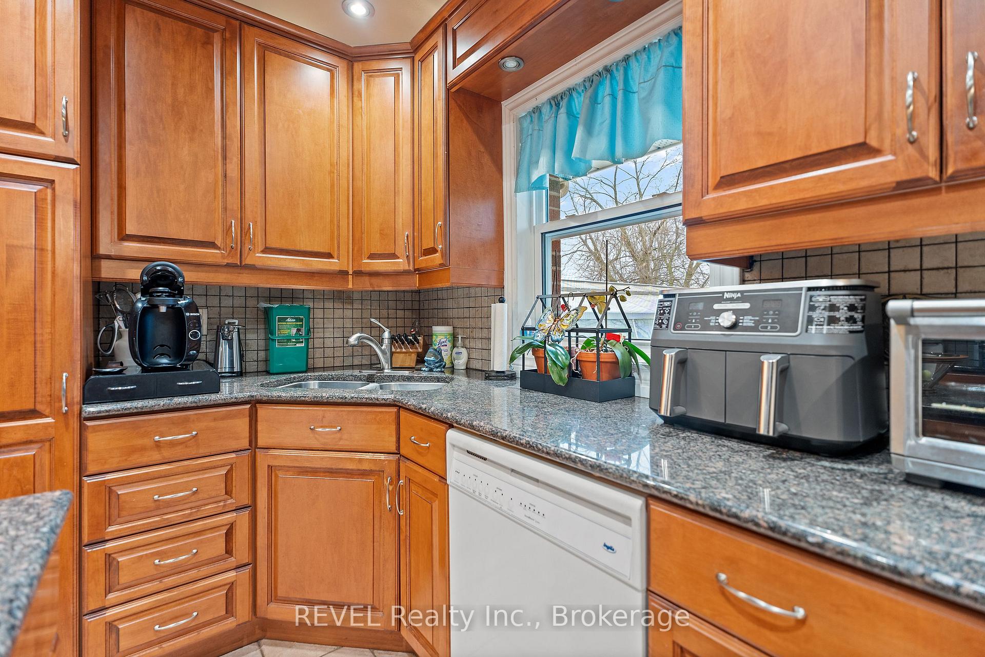 Photo 9 of 6398 Mountain Road, Niagara Falls, Stamford — HOMEH
