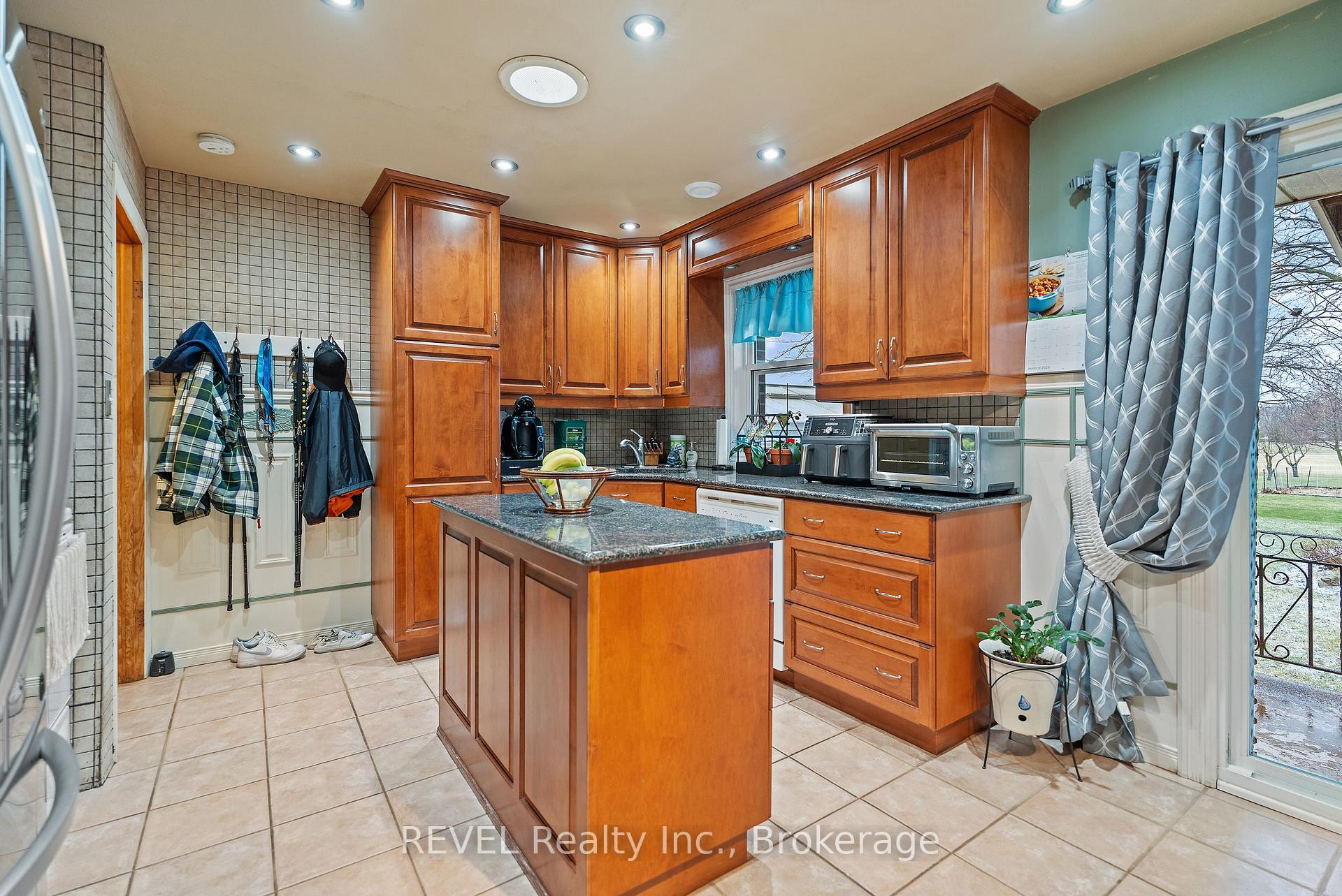 Photo 12 of 6398 Mountain Road, Niagara Falls, Stamford — HOMEH