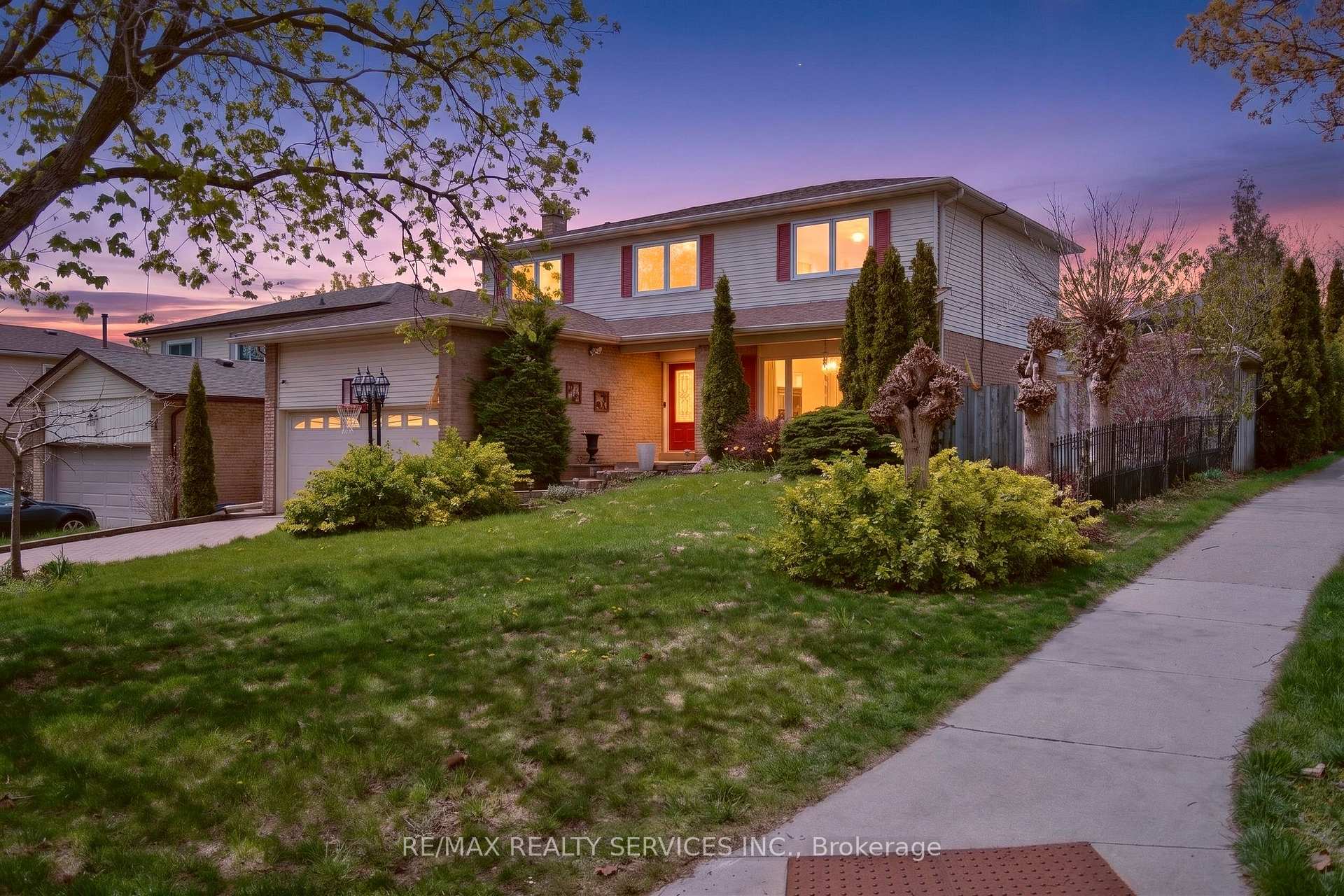 Photo 3 of 2 Dunbar Drive, Whitby, Blue Grass Meadows — HOMEH