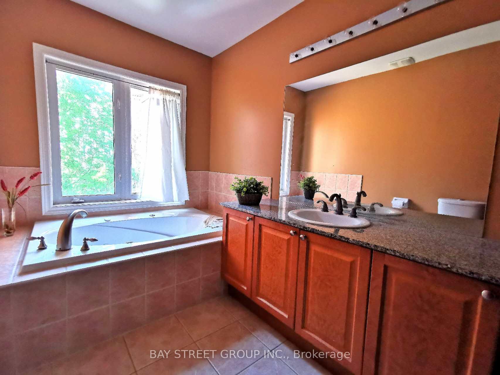Photo 7 of 4 Williams Street, Markham, Berczy — HOMEH
