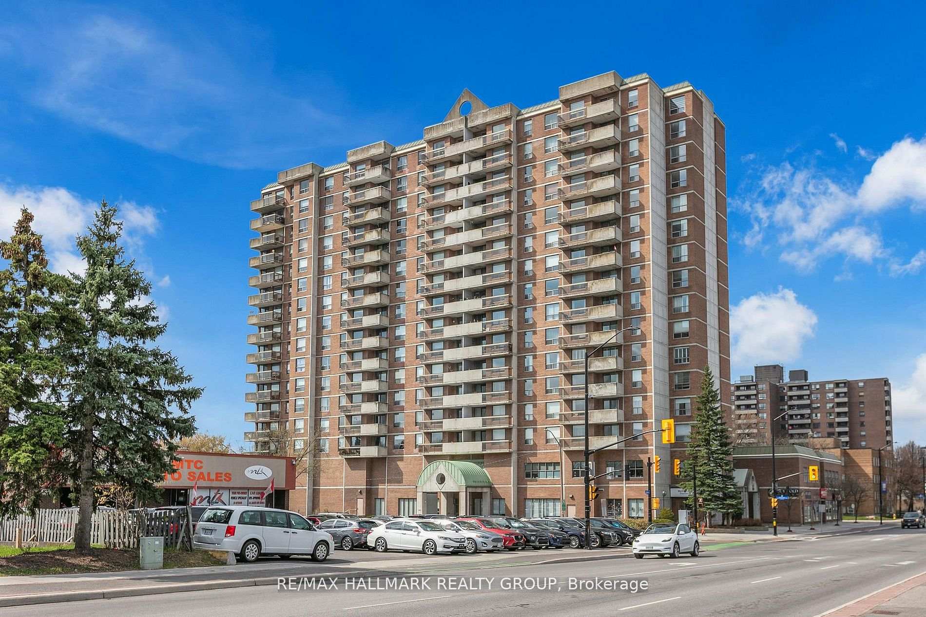 Front of Unit 401, 200 Lafontaine Avenue E