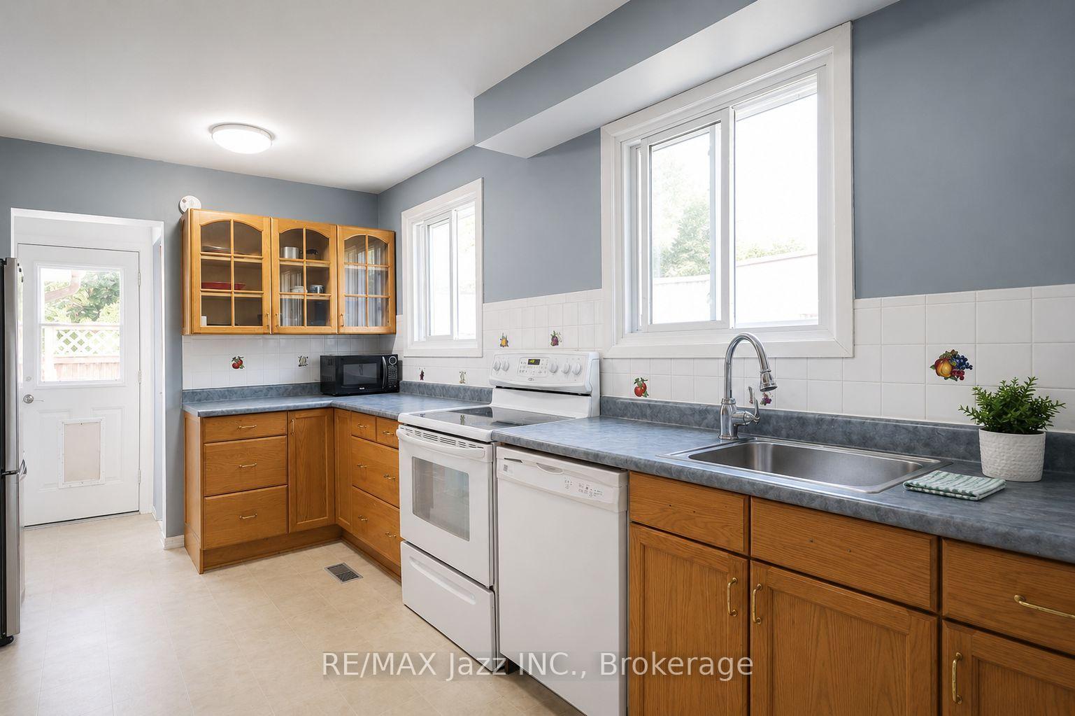 Photo 2 of 822 Modlin Road, Pickering, Bay Ridges — HOMEH