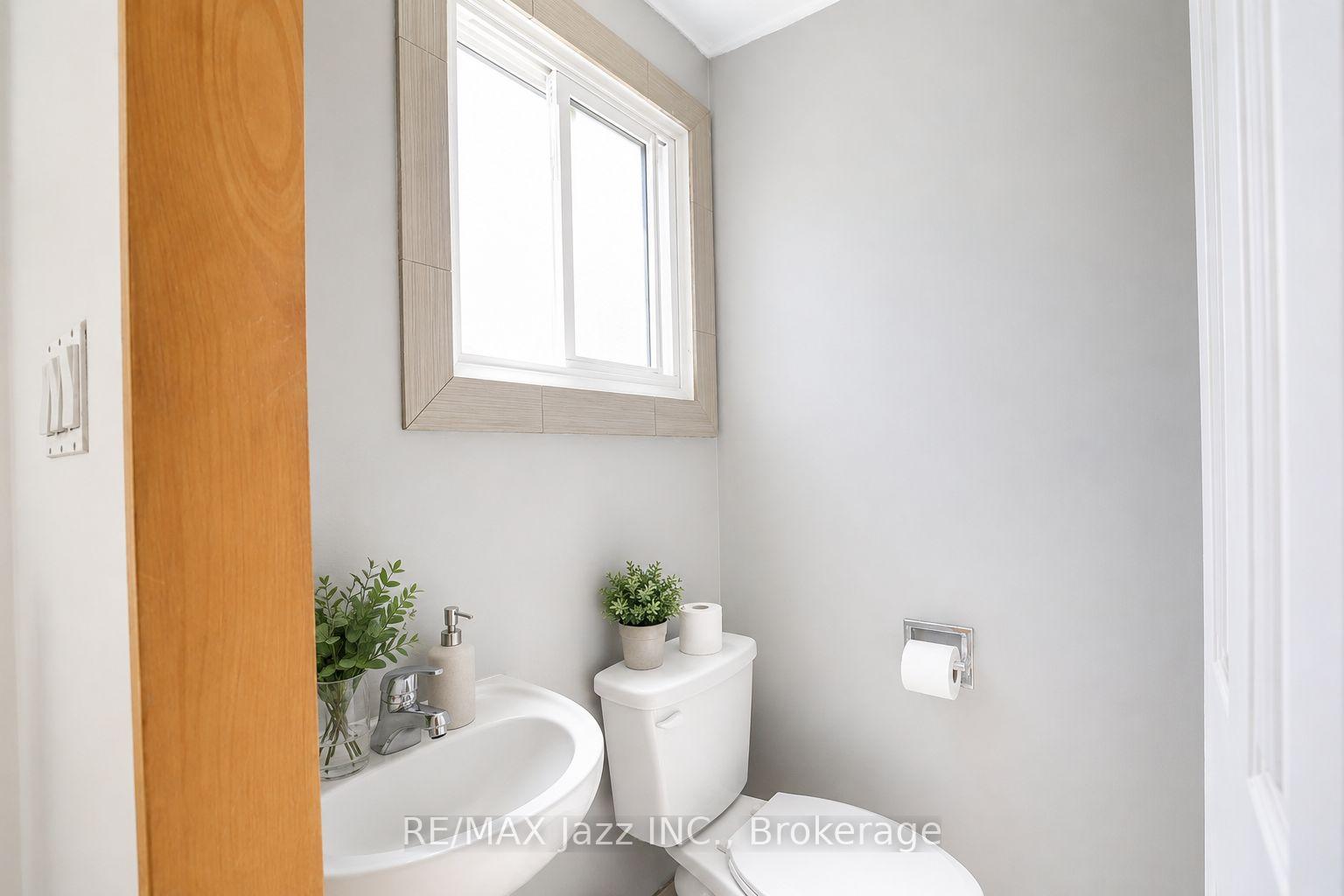 Photo 5 of 822 Modlin Road, Pickering, Bay Ridges — HOMEH