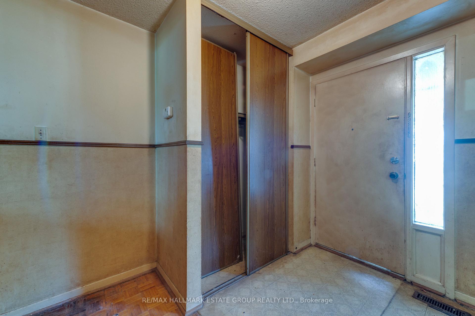 Photo 2 of 11 Pumfrey Crescent, Etobicoke, Mount Olive-Silverstone-Jamestown — HOMEH