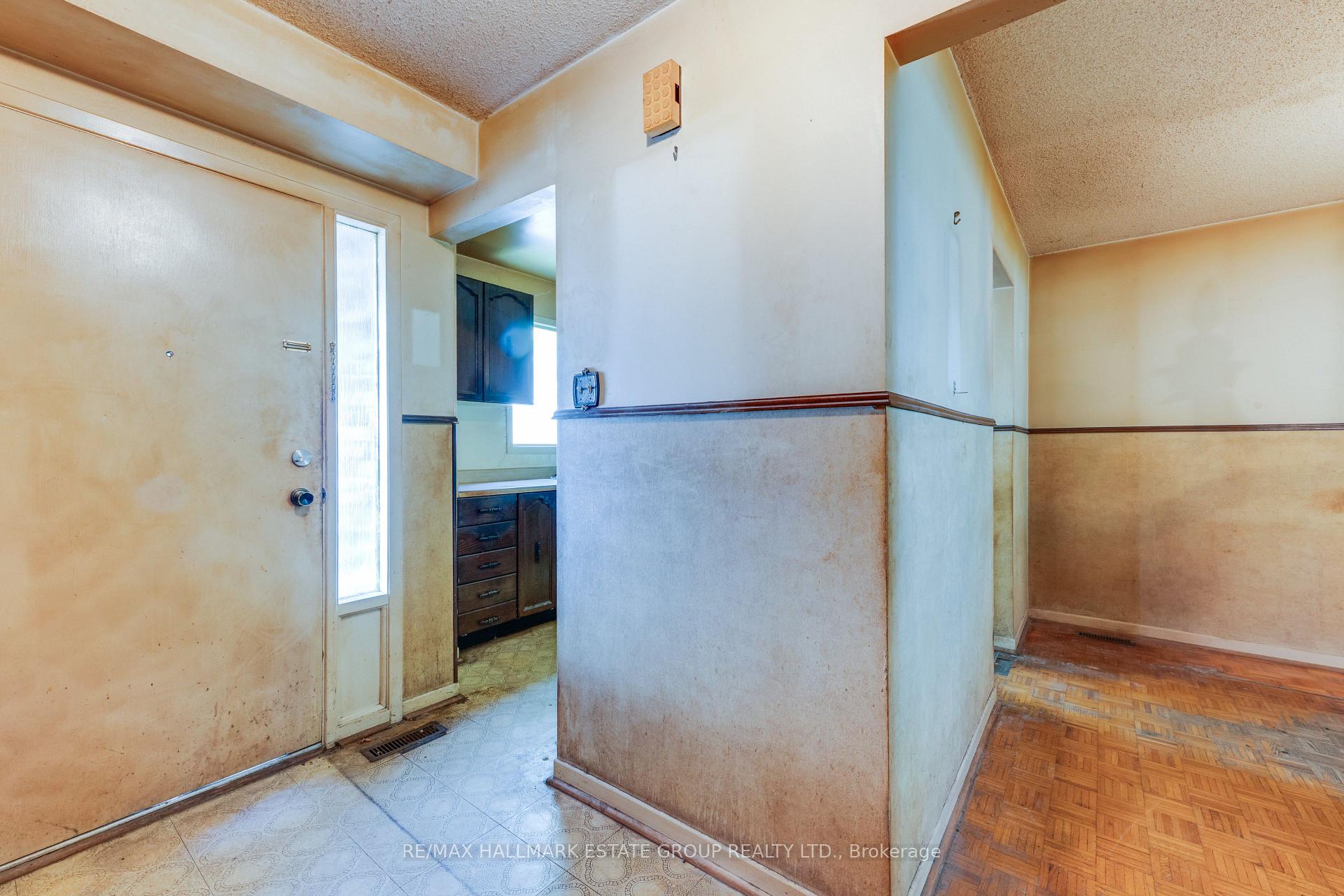 Photo 3 of 11 Pumfrey Crescent, Etobicoke, Mount Olive-Silverstone-Jamestown — HOMEH