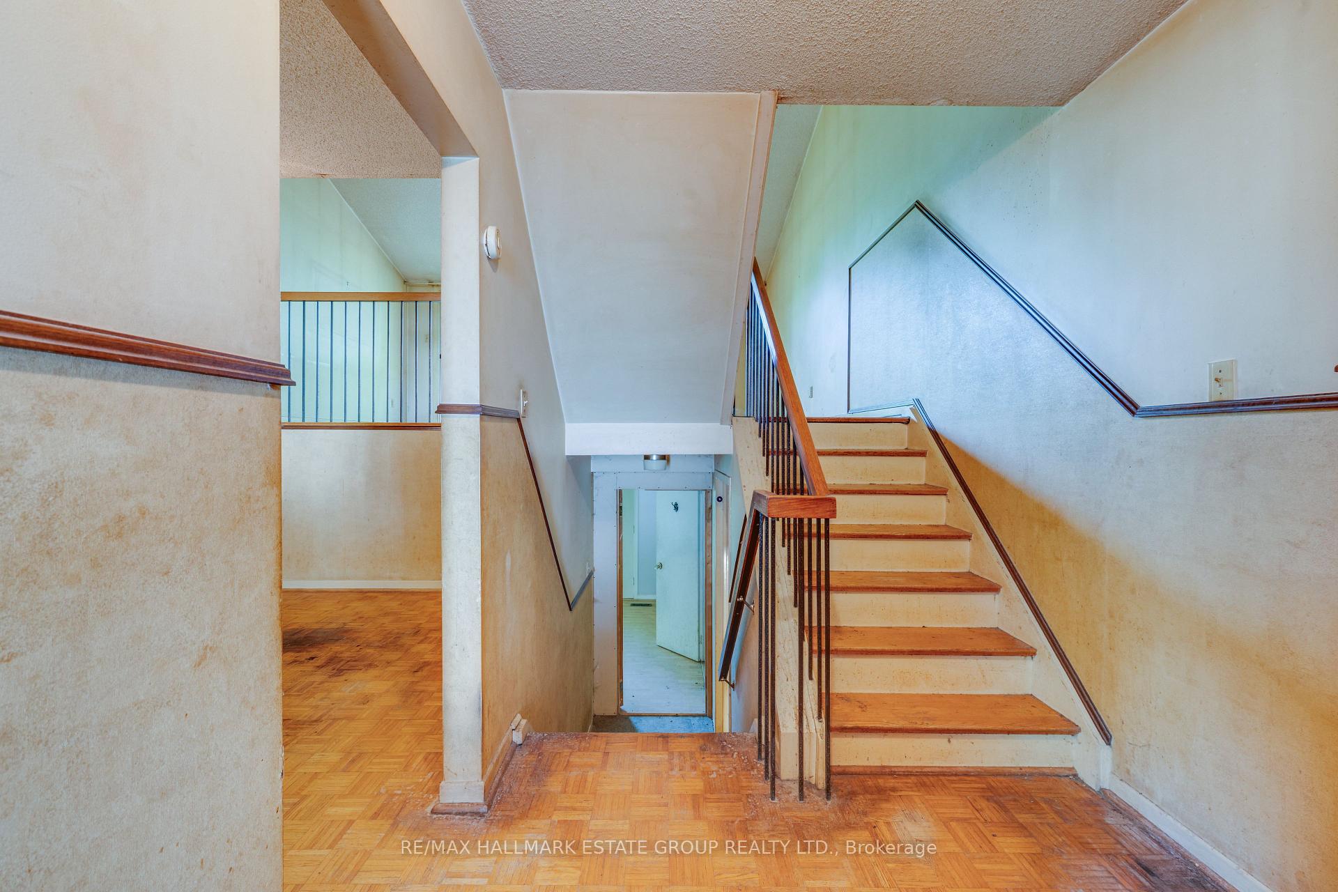 Photo 4 of 11 Pumfrey Crescent, Etobicoke, Mount Olive-Silverstone-Jamestown — HOMEH