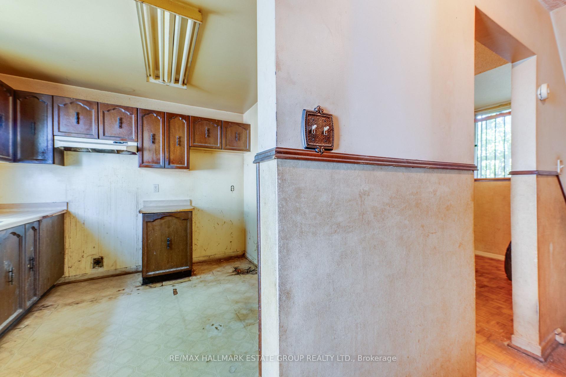 Photo 5 of 11 Pumfrey Crescent, Etobicoke, Mount Olive-Silverstone-Jamestown — HOMEH