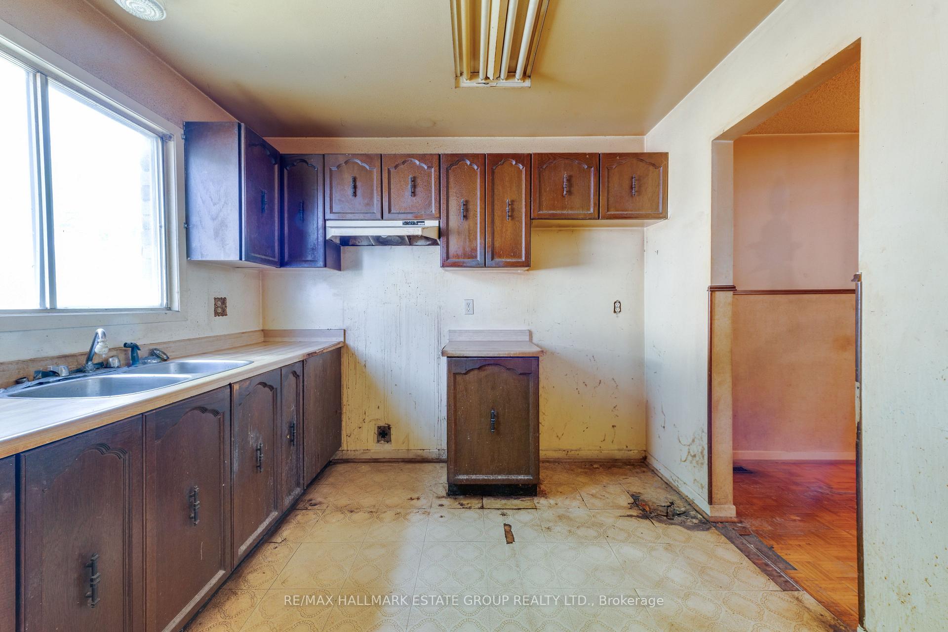 Photo 6 of 11 Pumfrey Crescent, Etobicoke, Mount Olive-Silverstone-Jamestown — HOMEH