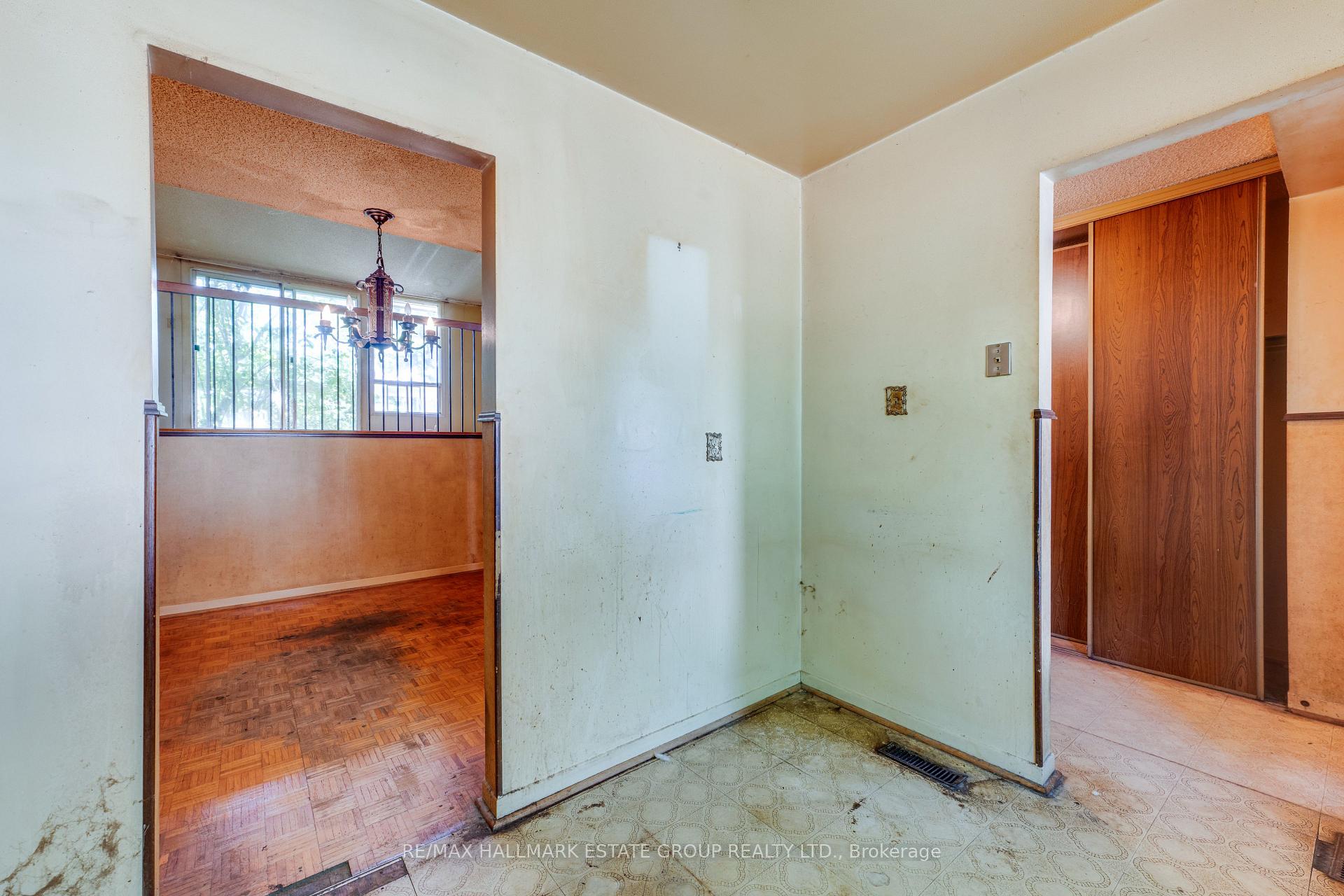Photo 7 of 11 Pumfrey Crescent, Etobicoke, Mount Olive-Silverstone-Jamestown — HOMEH