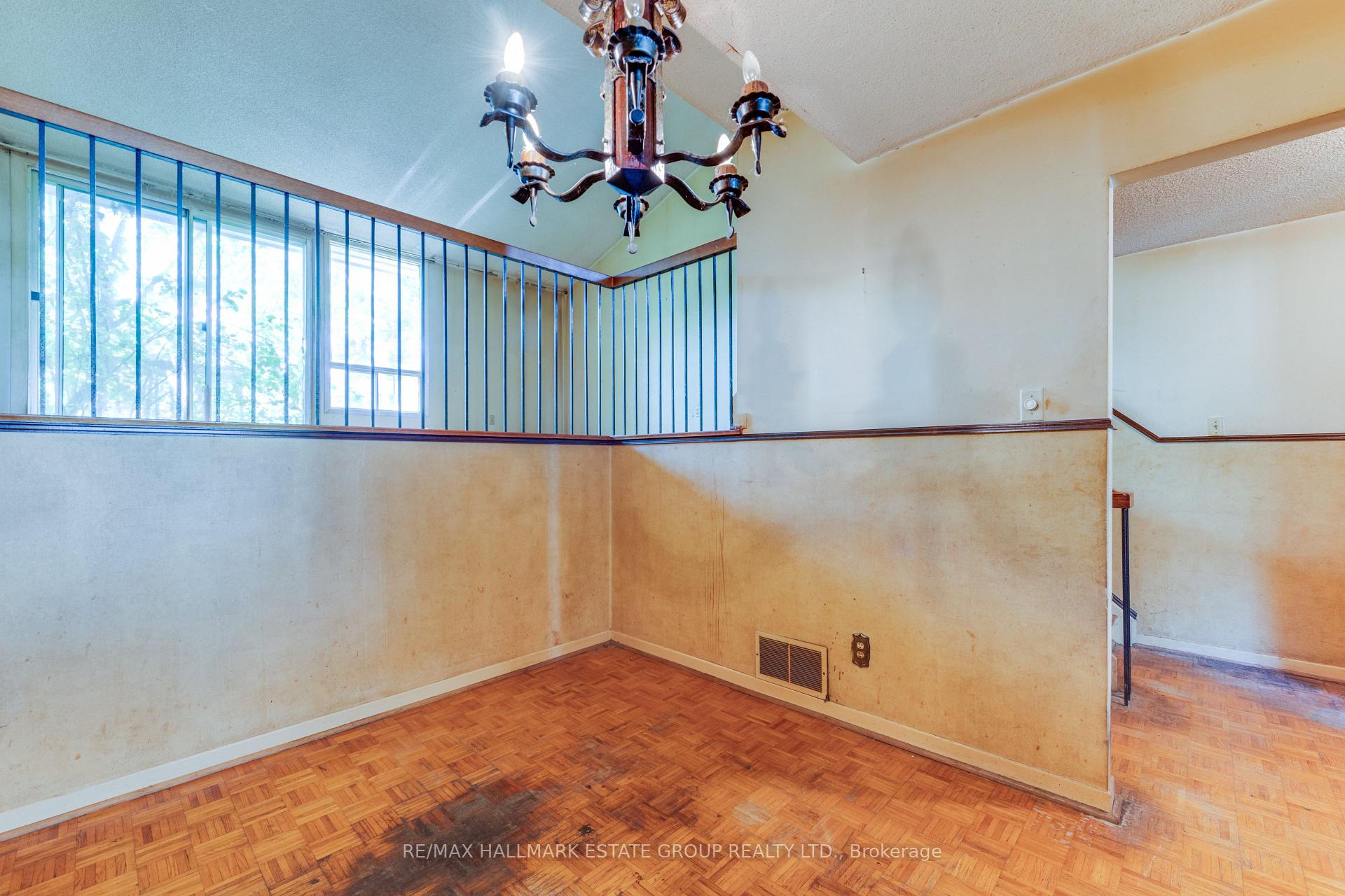 Photo 8 of 11 Pumfrey Crescent, Etobicoke, Mount Olive-Silverstone-Jamestown — HOMEH