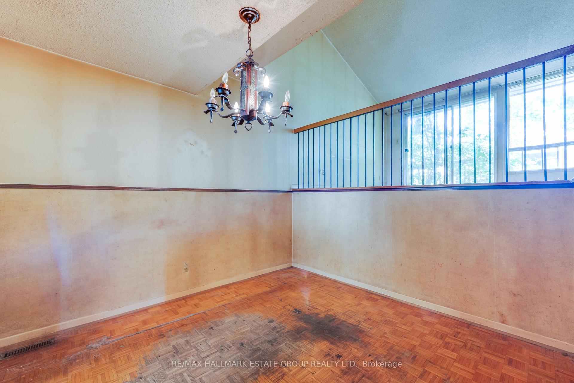 Photo 9 of 11 Pumfrey Crescent, Etobicoke, Mount Olive-Silverstone-Jamestown — HOMEH