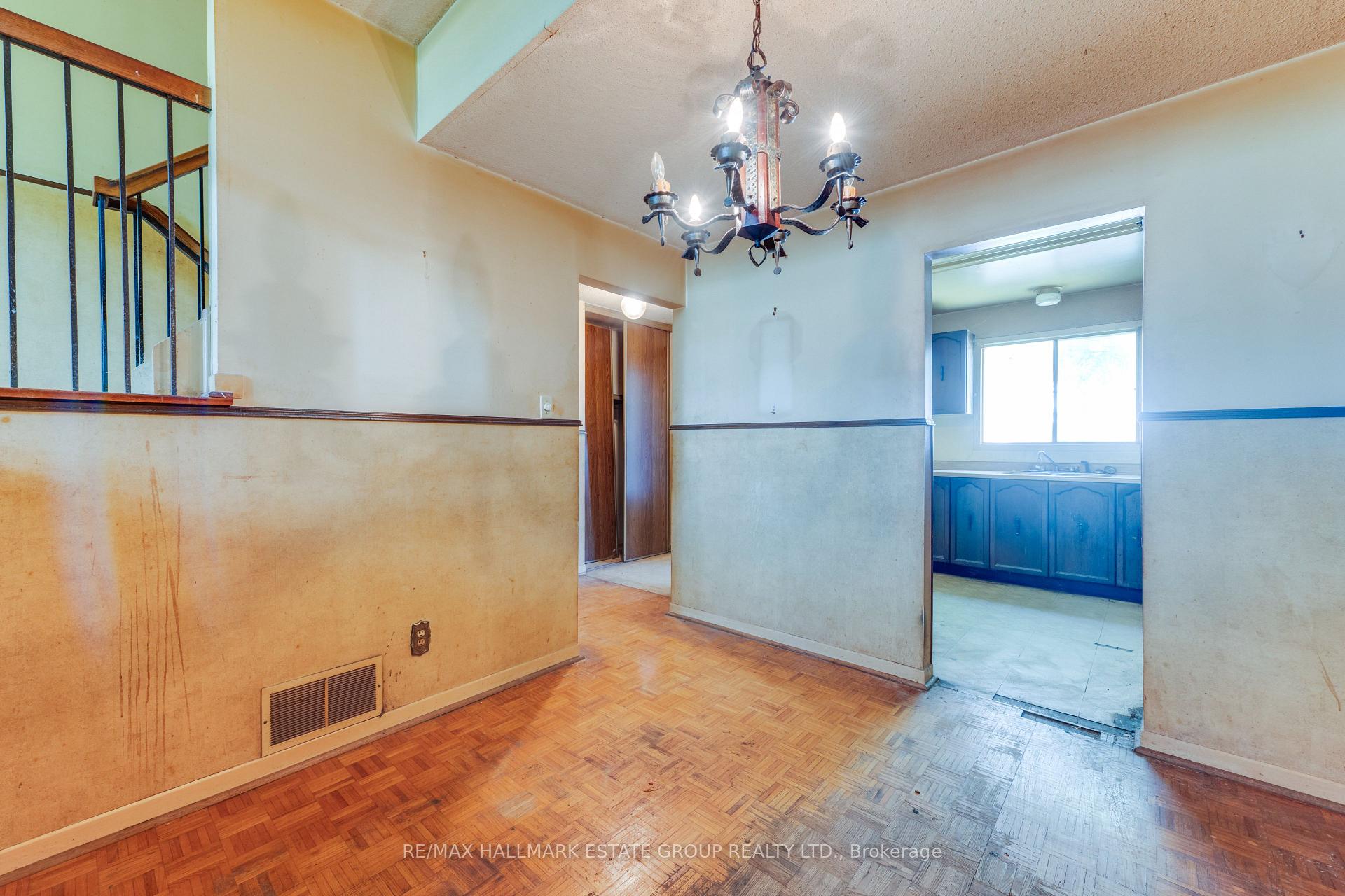 Photo 11 of 11 Pumfrey Crescent, Etobicoke, Mount Olive-Silverstone-Jamestown — HOMEH
