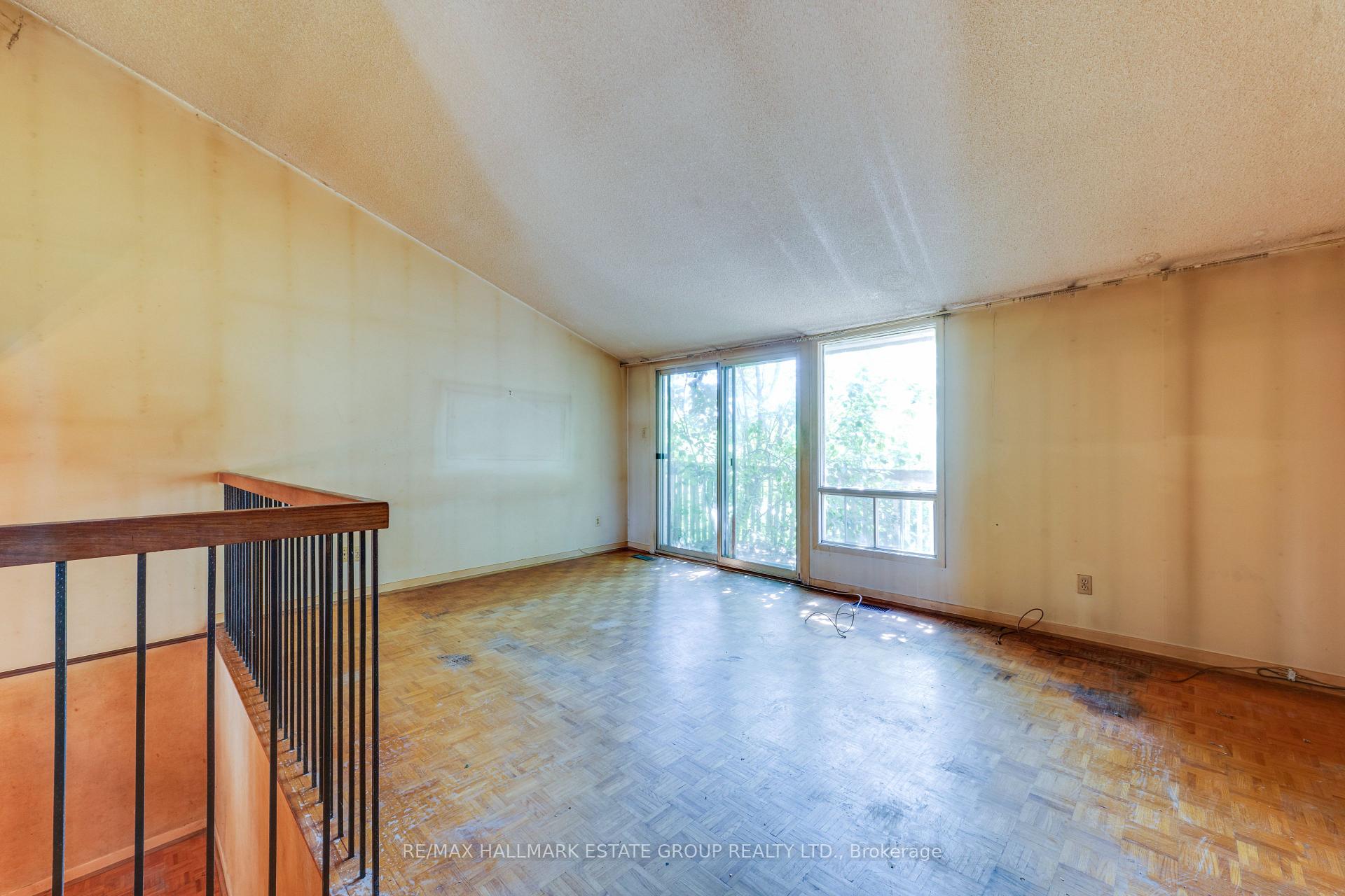 Photo 12 of 11 Pumfrey Crescent, Etobicoke, Mount Olive-Silverstone-Jamestown — HOMEH