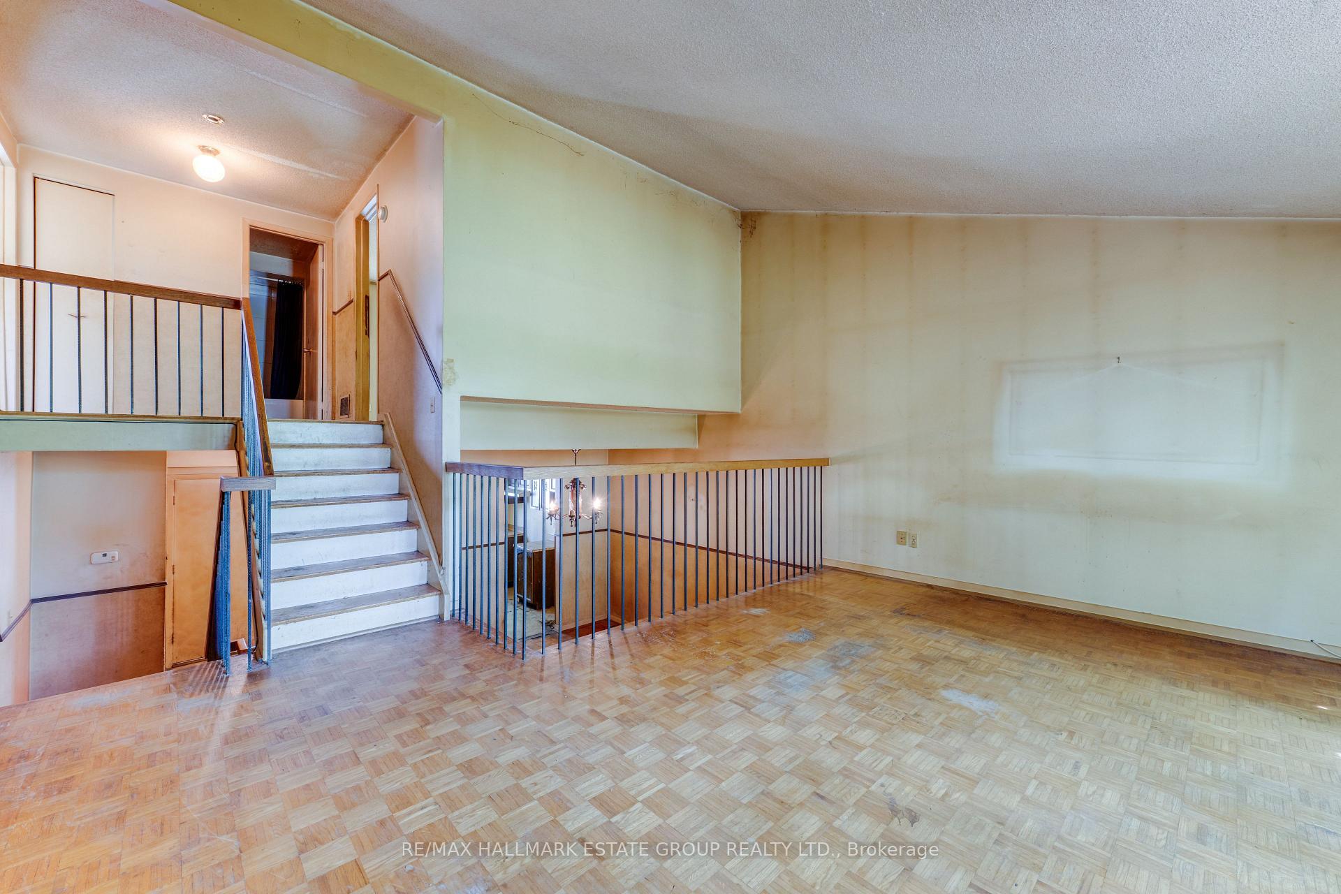 Photo 13 of 11 Pumfrey Crescent, Etobicoke, Mount Olive-Silverstone-Jamestown — HOMEH