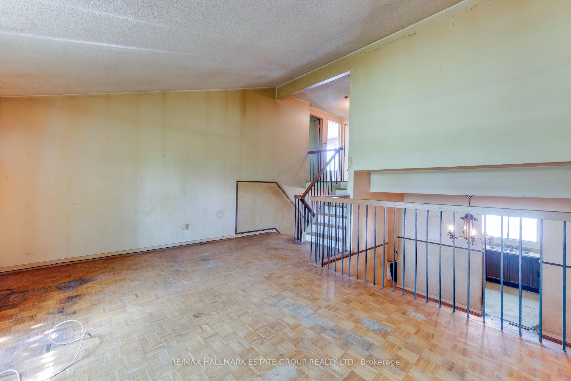 Photo 15 of 11 Pumfrey Crescent, Etobicoke, Mount Olive-Silverstone-Jamestown — HOMEH