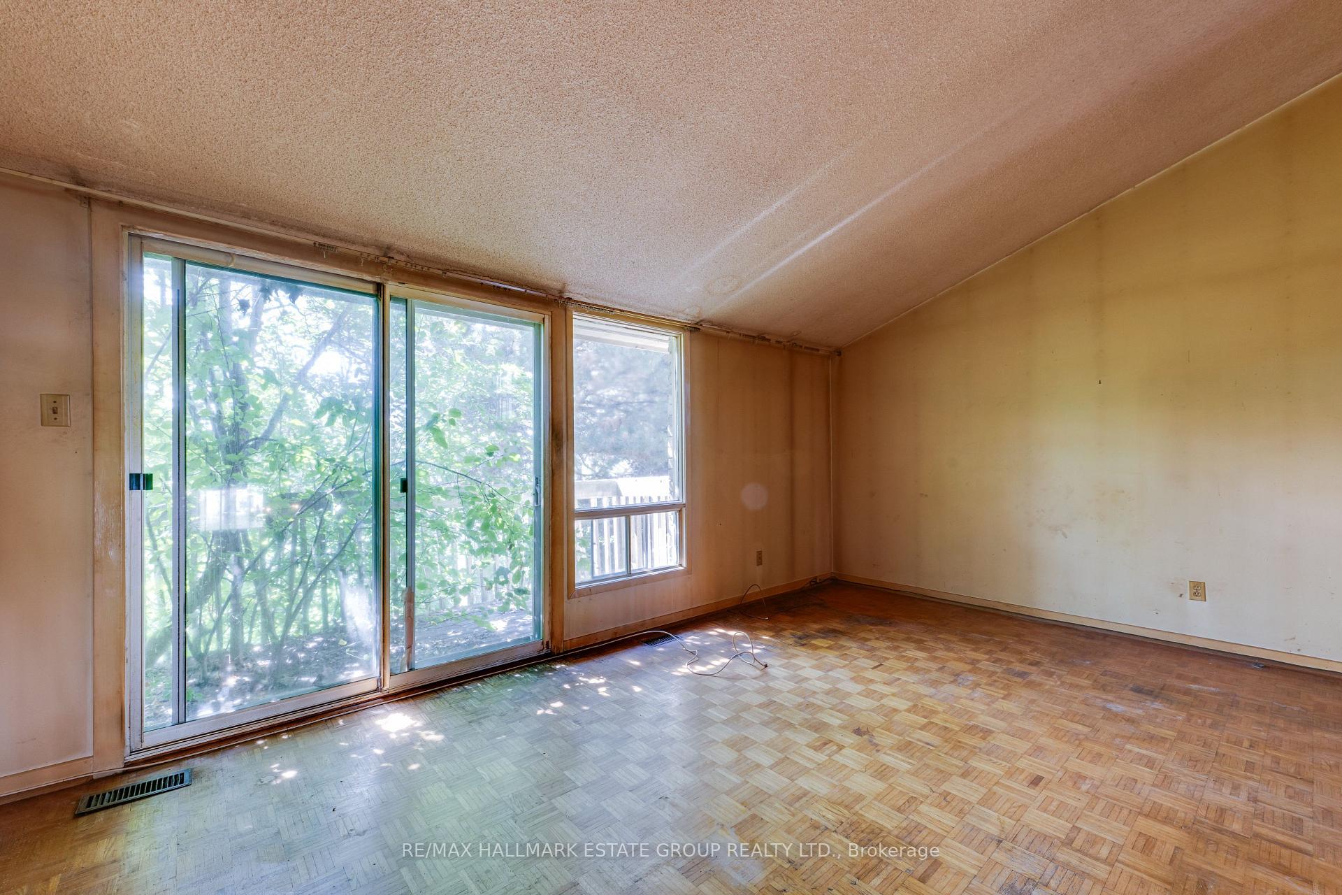 Photo 16 of 11 Pumfrey Crescent, Etobicoke, Mount Olive-Silverstone-Jamestown — HOMEH