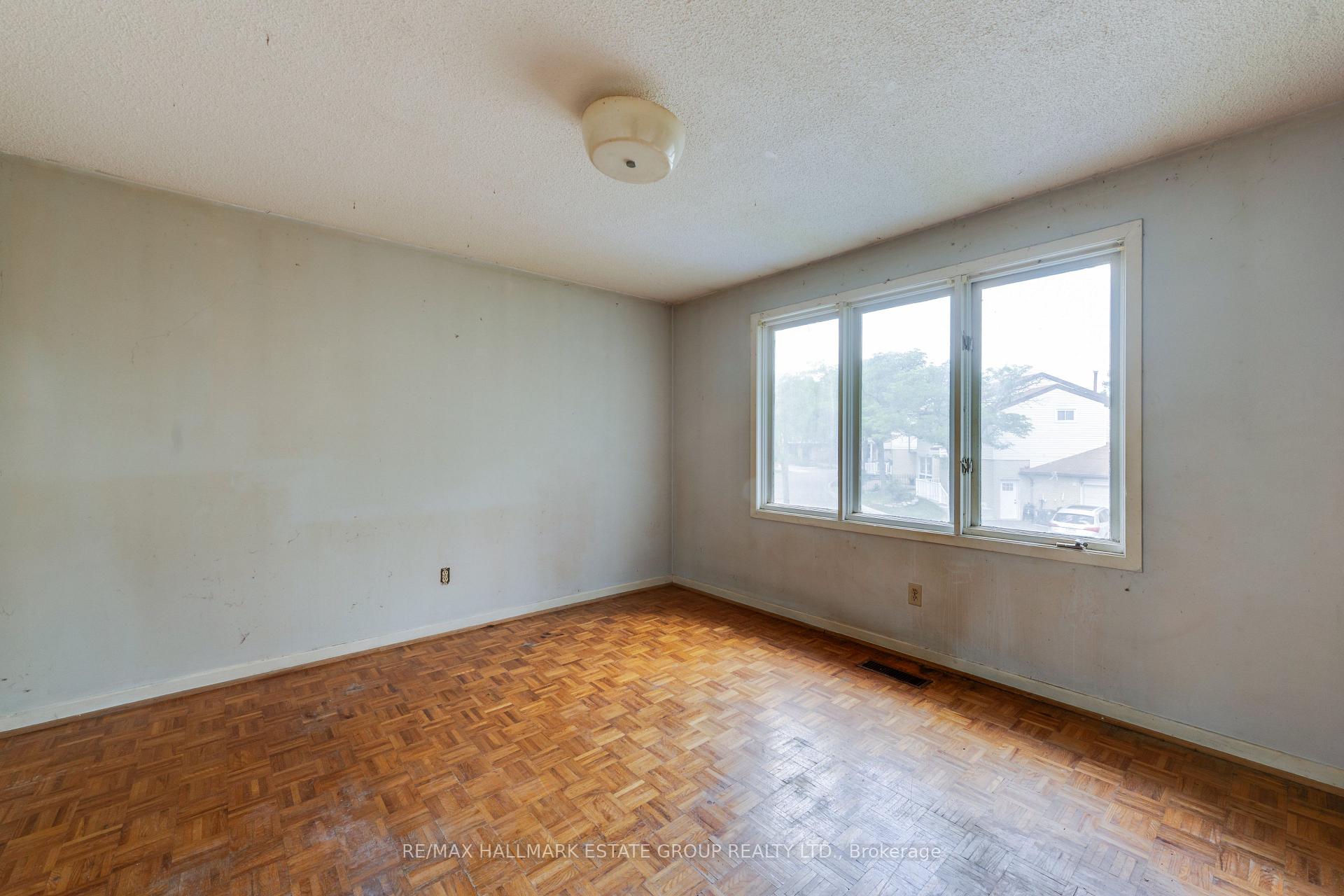 Photo 23 of 11 Pumfrey Crescent, Etobicoke, Mount Olive-Silverstone-Jamestown — HOMEH