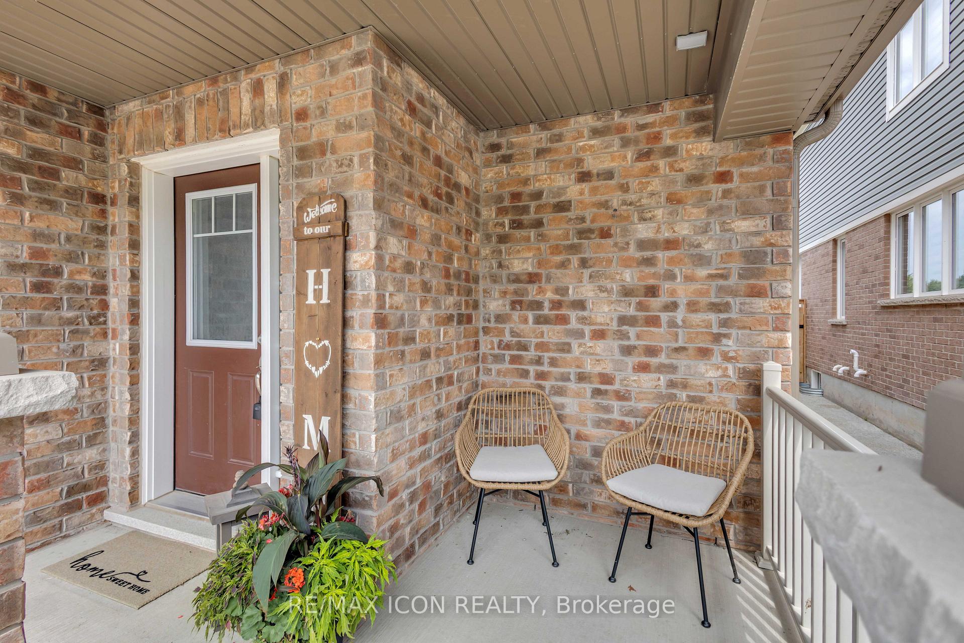 Photo 4 of 515 Equestrian Way, Cambridge, Silver Heights — HOMEH