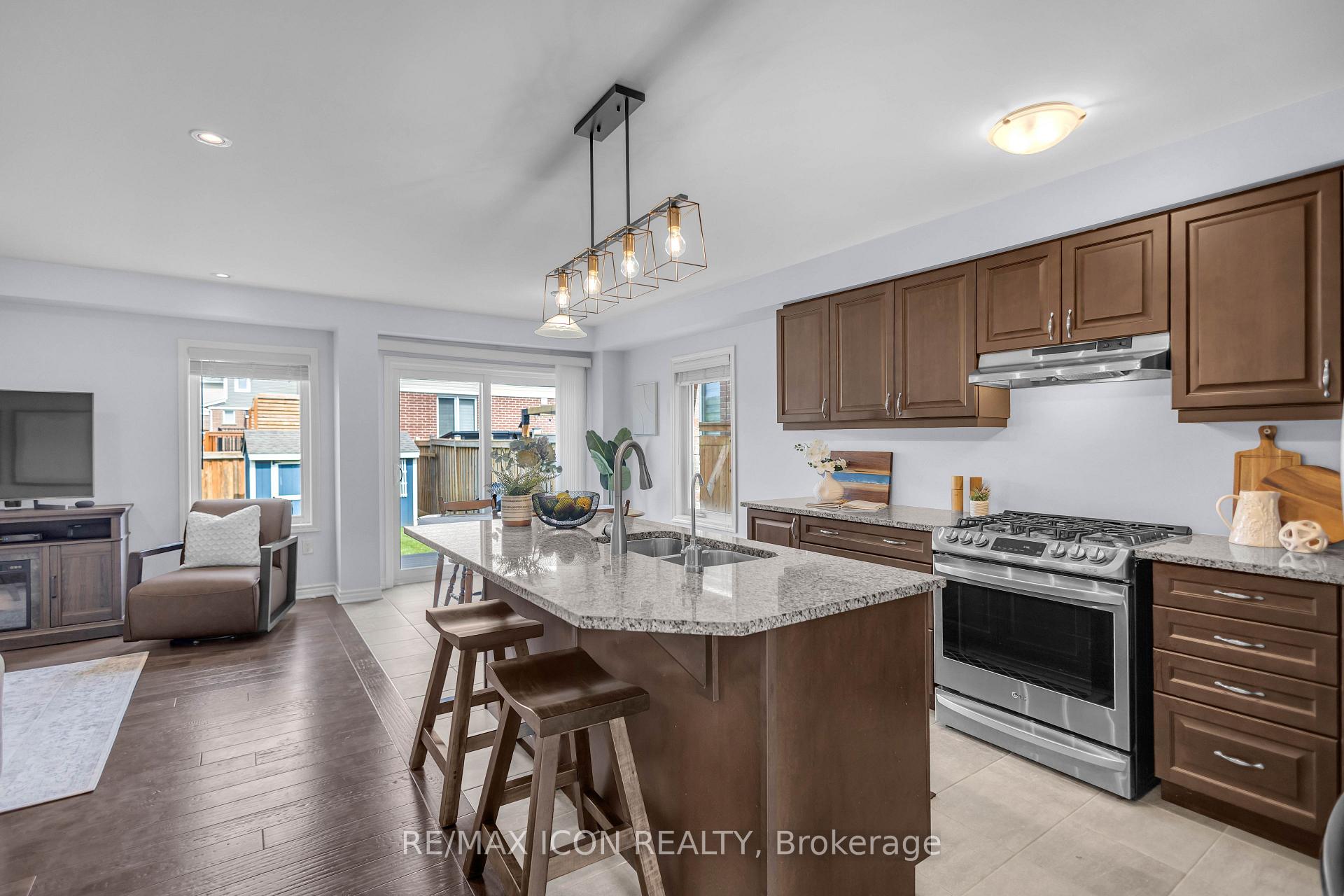 Photo 7 of 515 Equestrian Way, Cambridge, Silver Heights — HOMEH