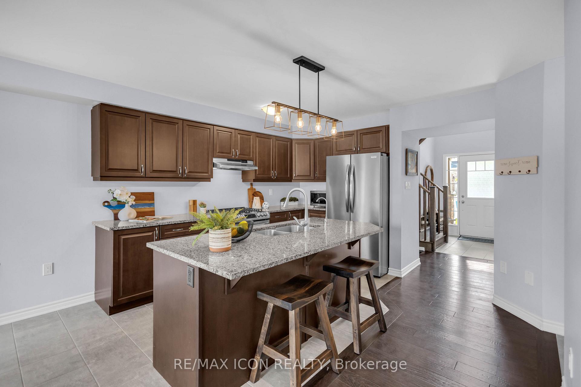 Photo 9 of 515 Equestrian Way, Cambridge, Silver Heights — HOMEH