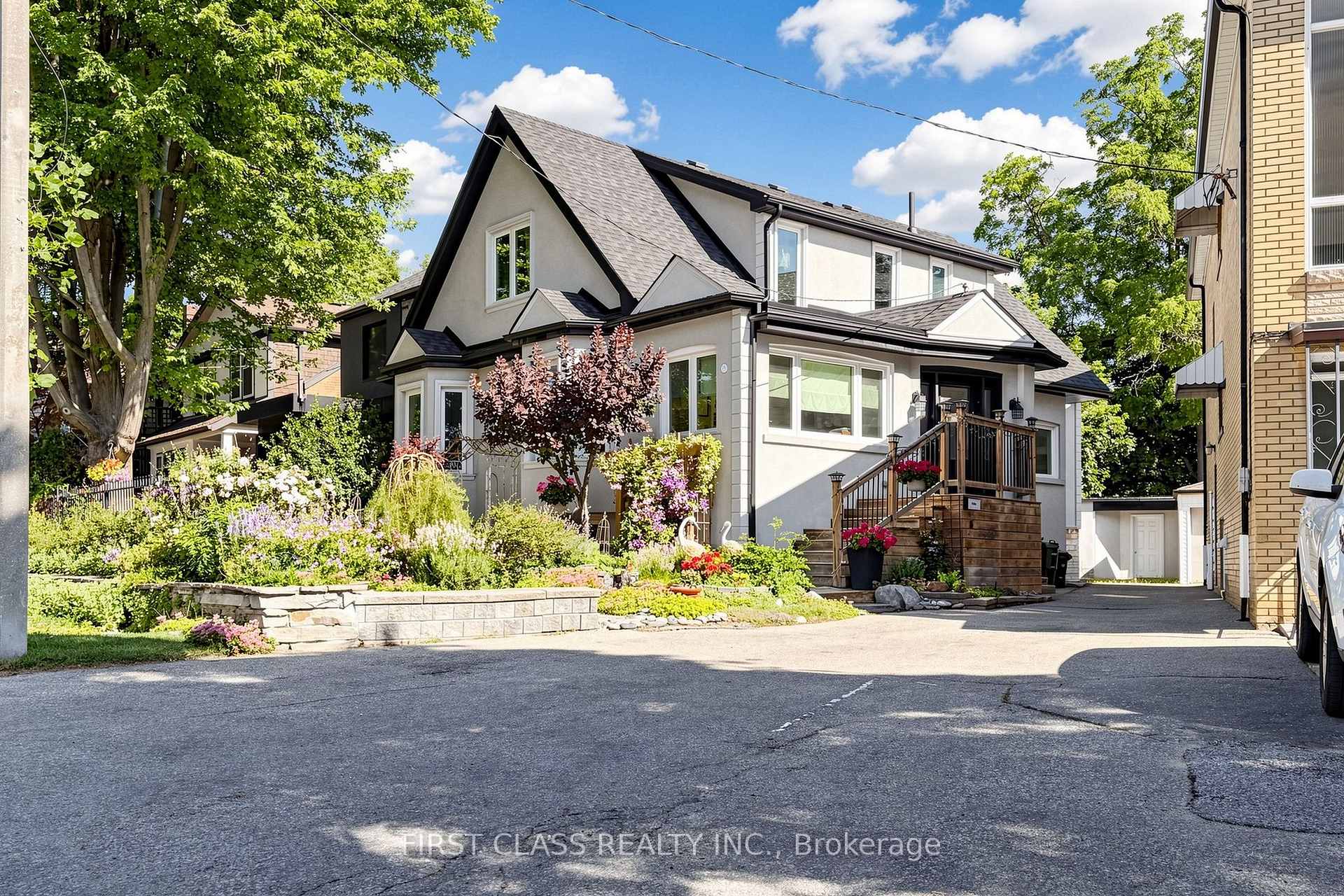 Photo 1 of 18 Yonge Boulevard, Toronto, Lawrence Park North — HOMEH