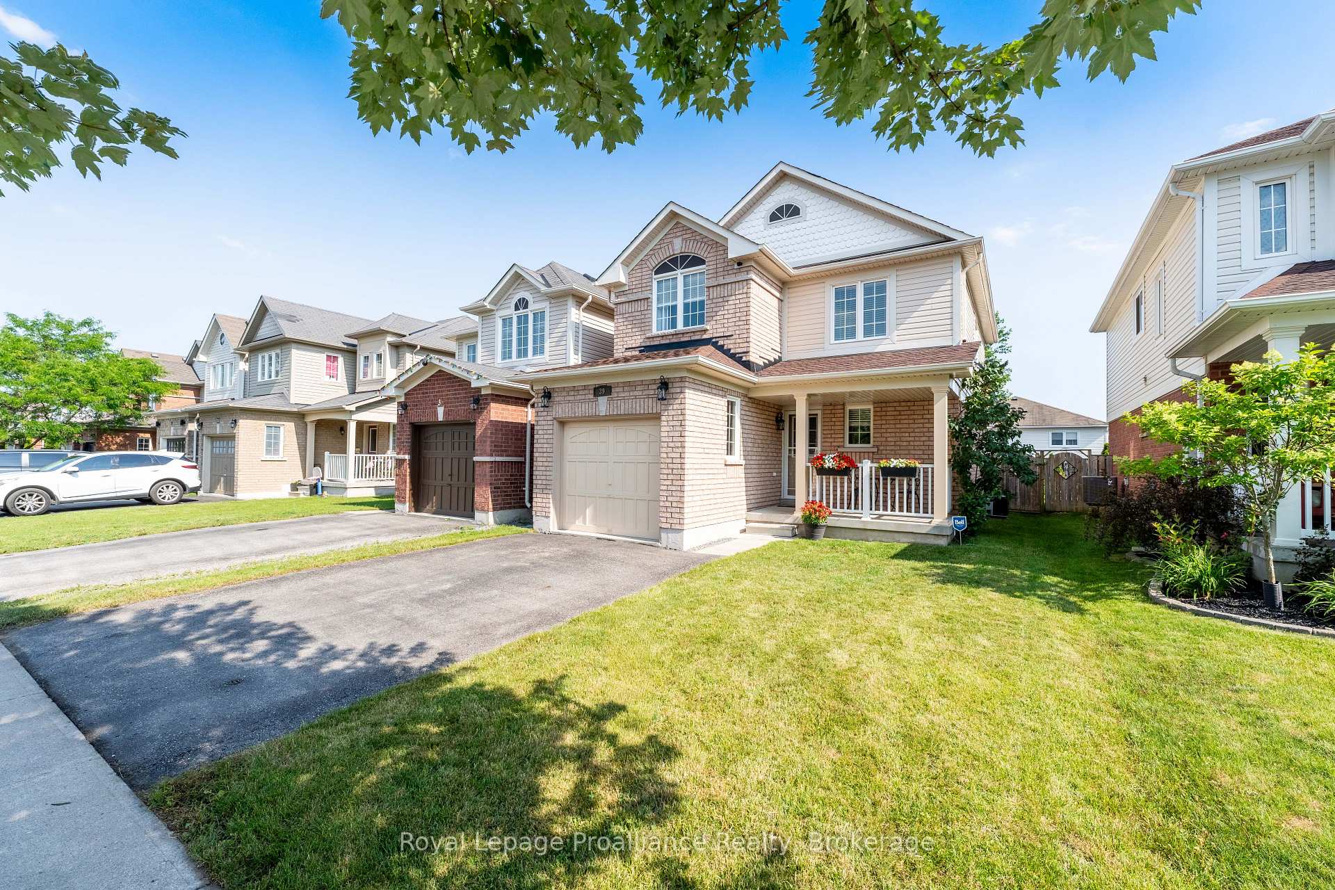 Photo 2 of 39 Courvier Crescent, Clarington, Bowmanville — HOMEH