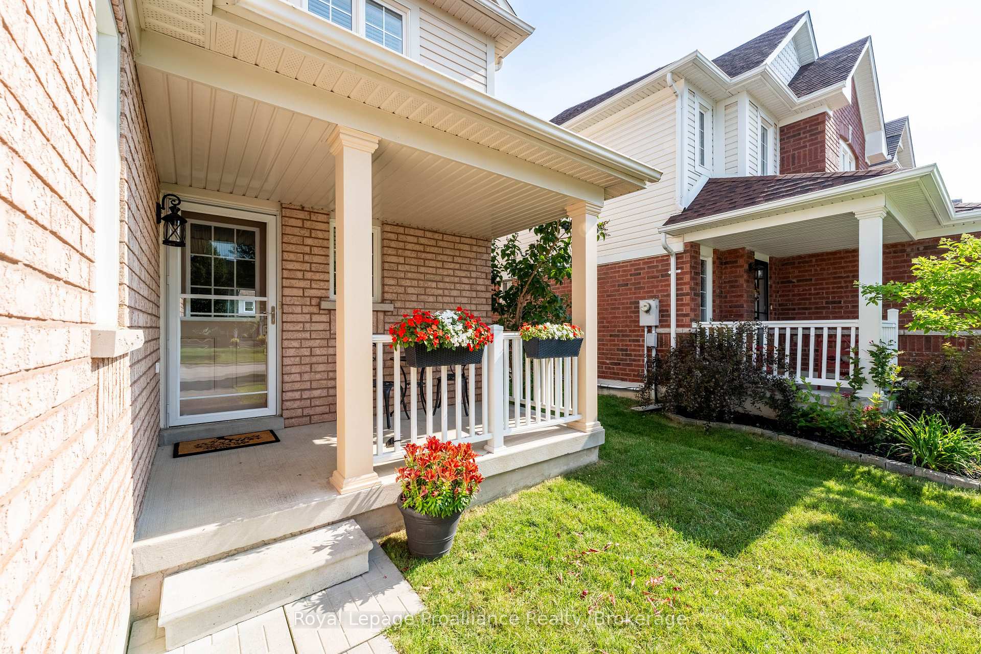 Photo 4 of 39 Courvier Crescent, Clarington, Bowmanville — HOMEH
