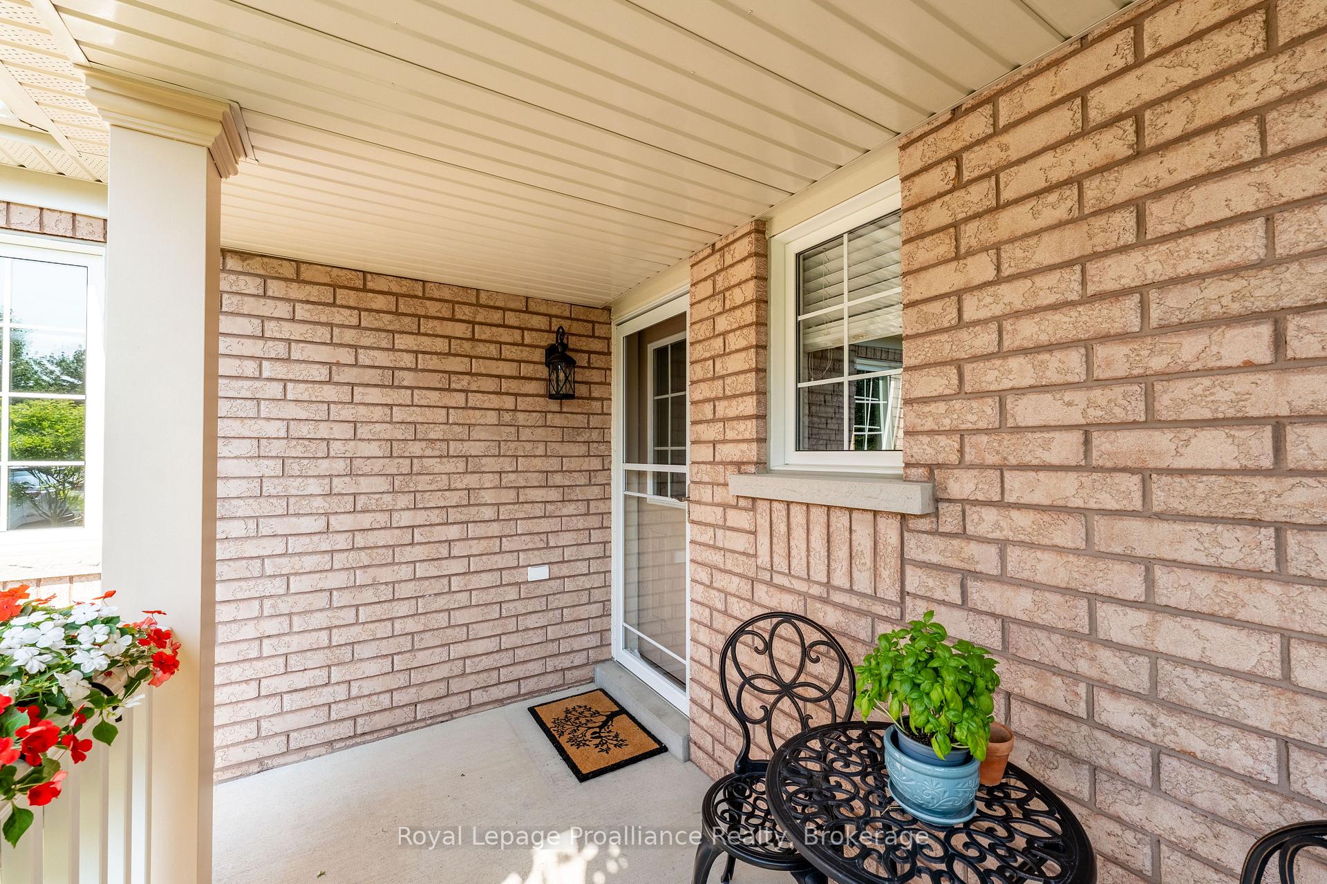 Photo 5 of 39 Courvier Crescent, Clarington, Bowmanville — HOMEH