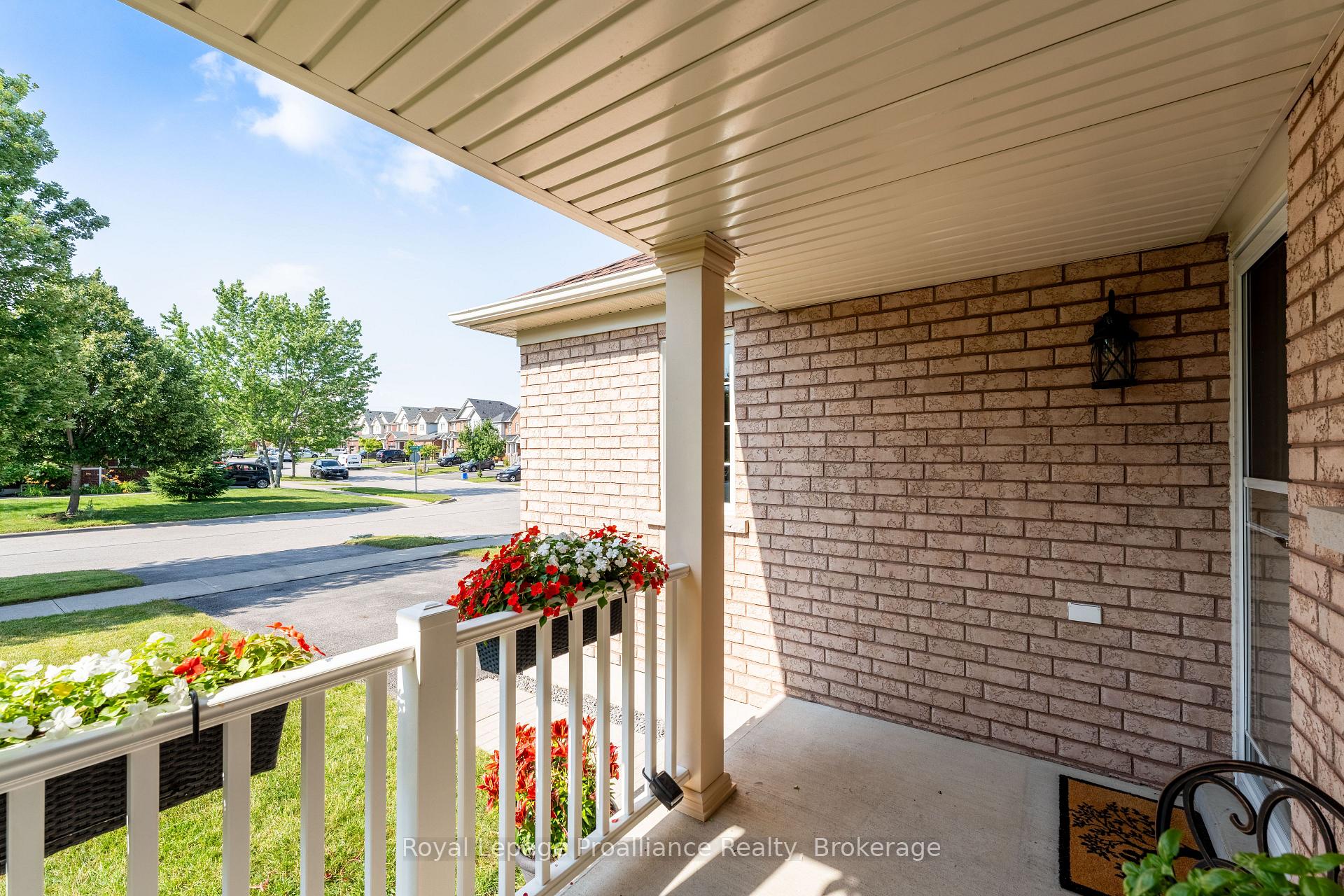 Photo 6 of 39 Courvier Crescent, Clarington, Bowmanville — HOMEH