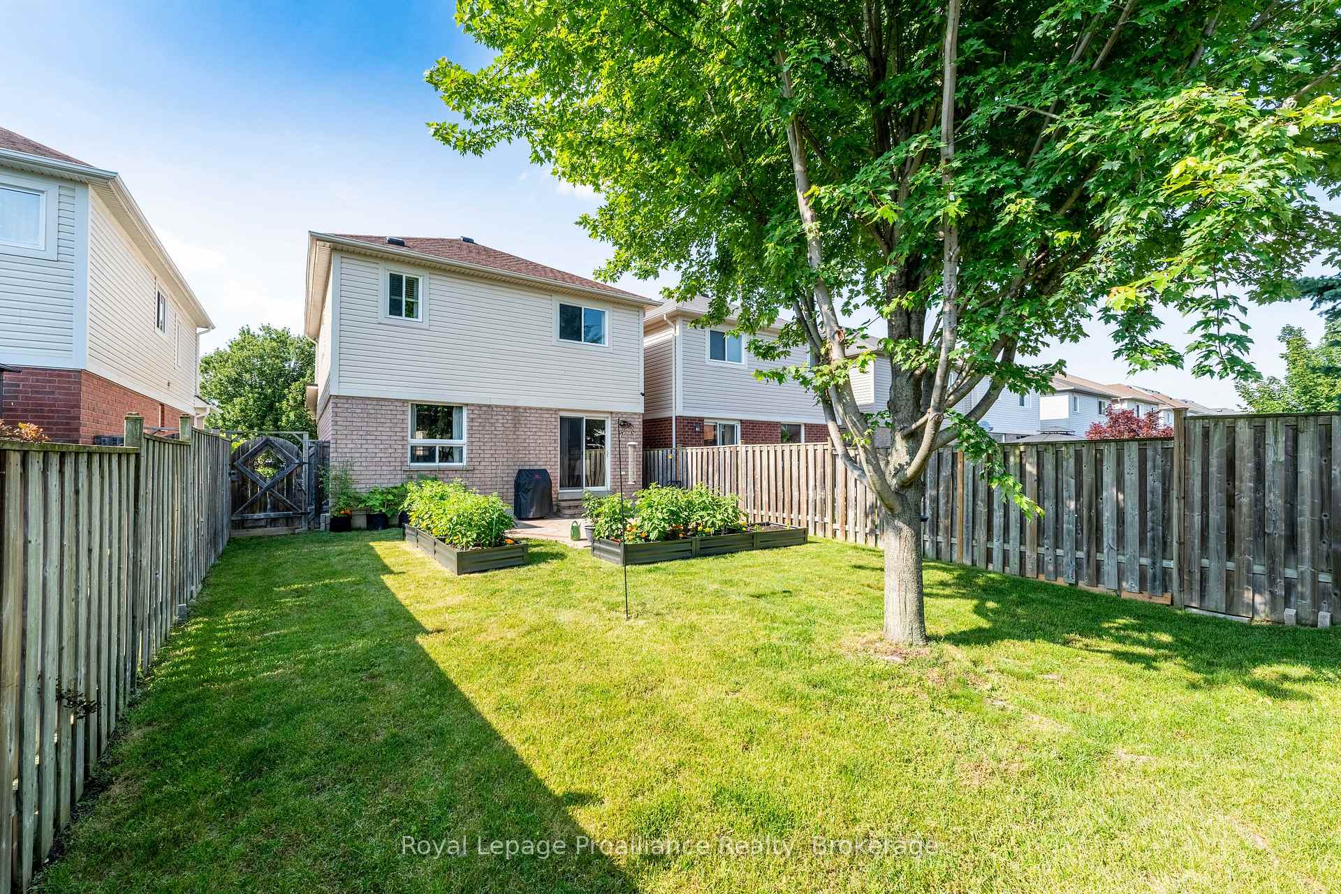 Photo 7 of 39 Courvier Crescent, Clarington, Bowmanville — HOMEH