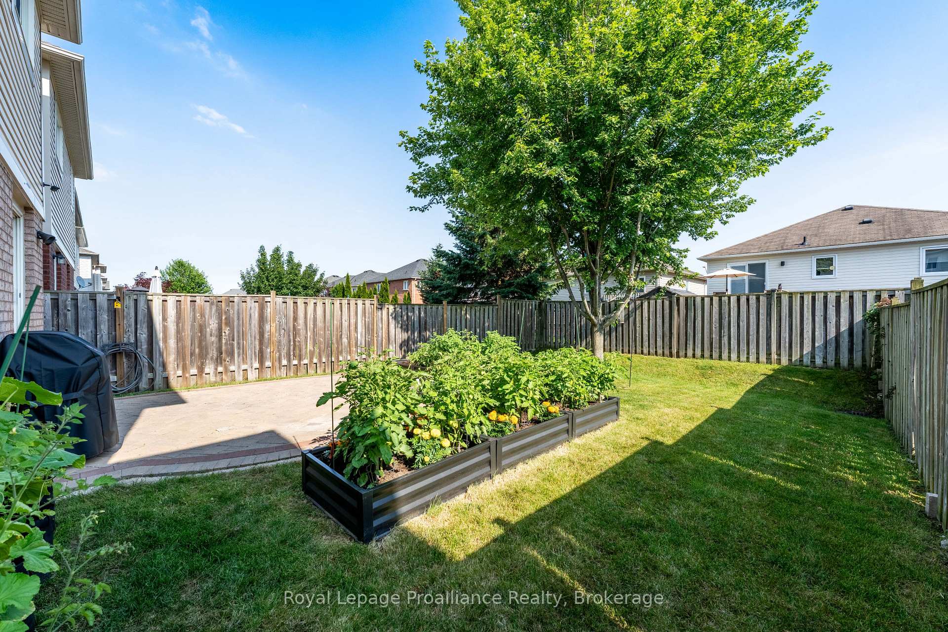 Photo 8 of 39 Courvier Crescent, Clarington, Bowmanville — HOMEH