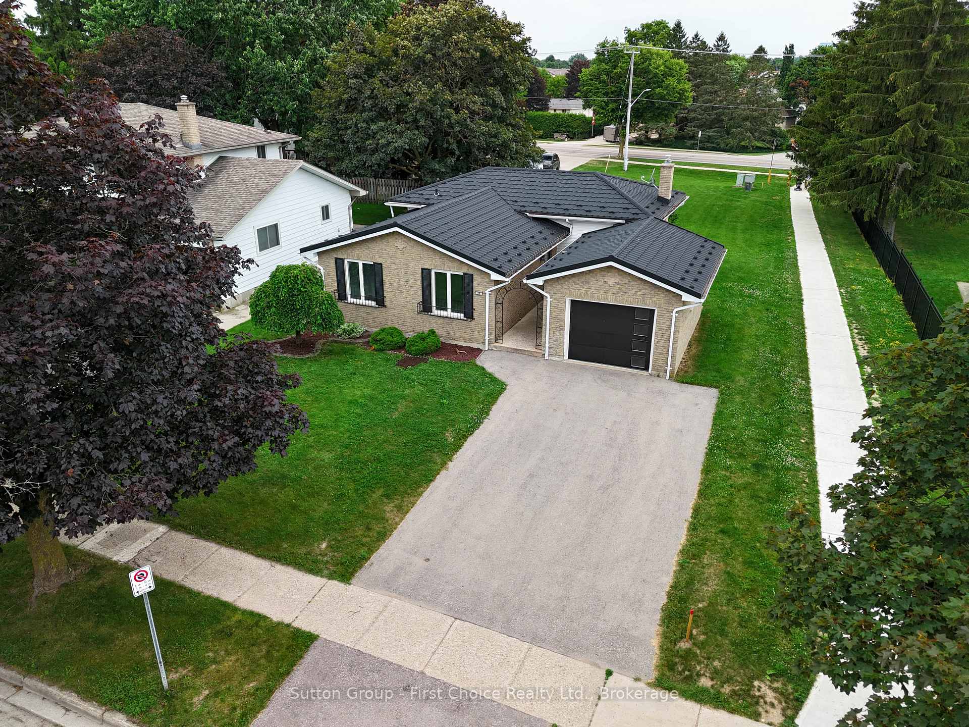 Photo 2 of 70 Bedford Drive, Stratford — HOMEH
