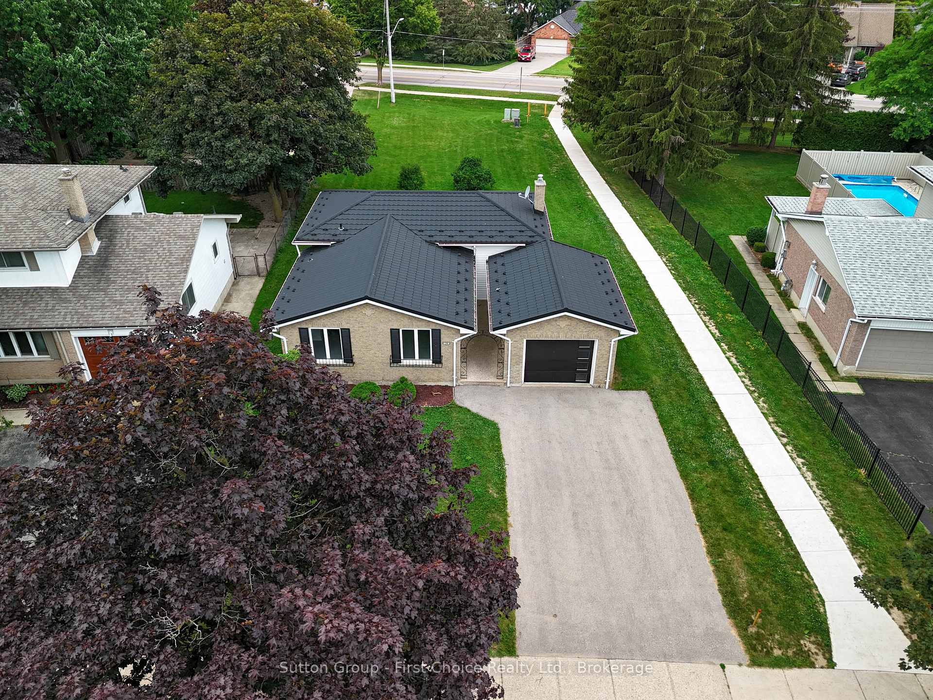 Photo 3 of 70 Bedford Drive, Stratford — HOMEH