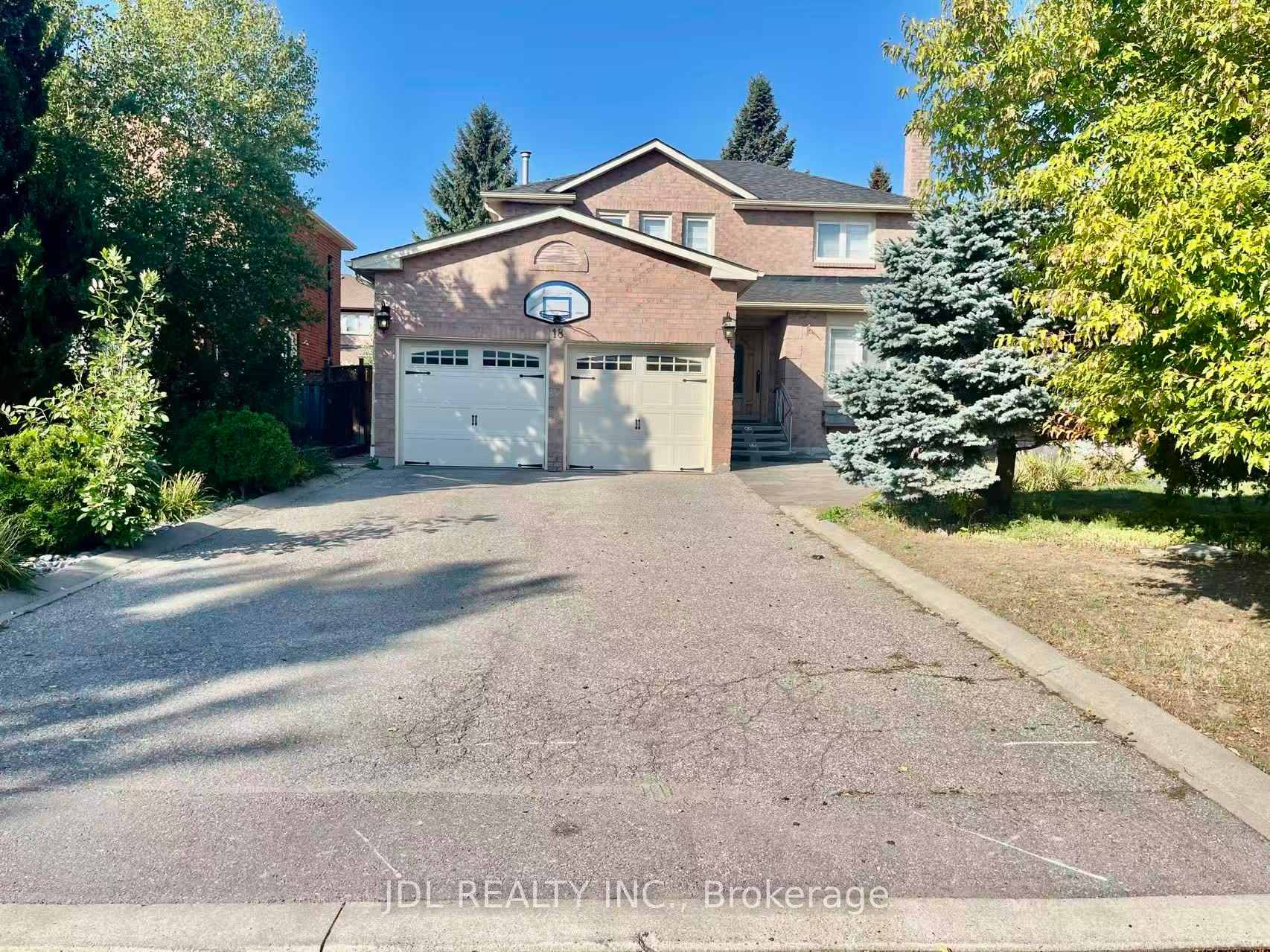 Photo 1 of 18 Findhorn Crescent, Vaughan, Maple — HOMEH