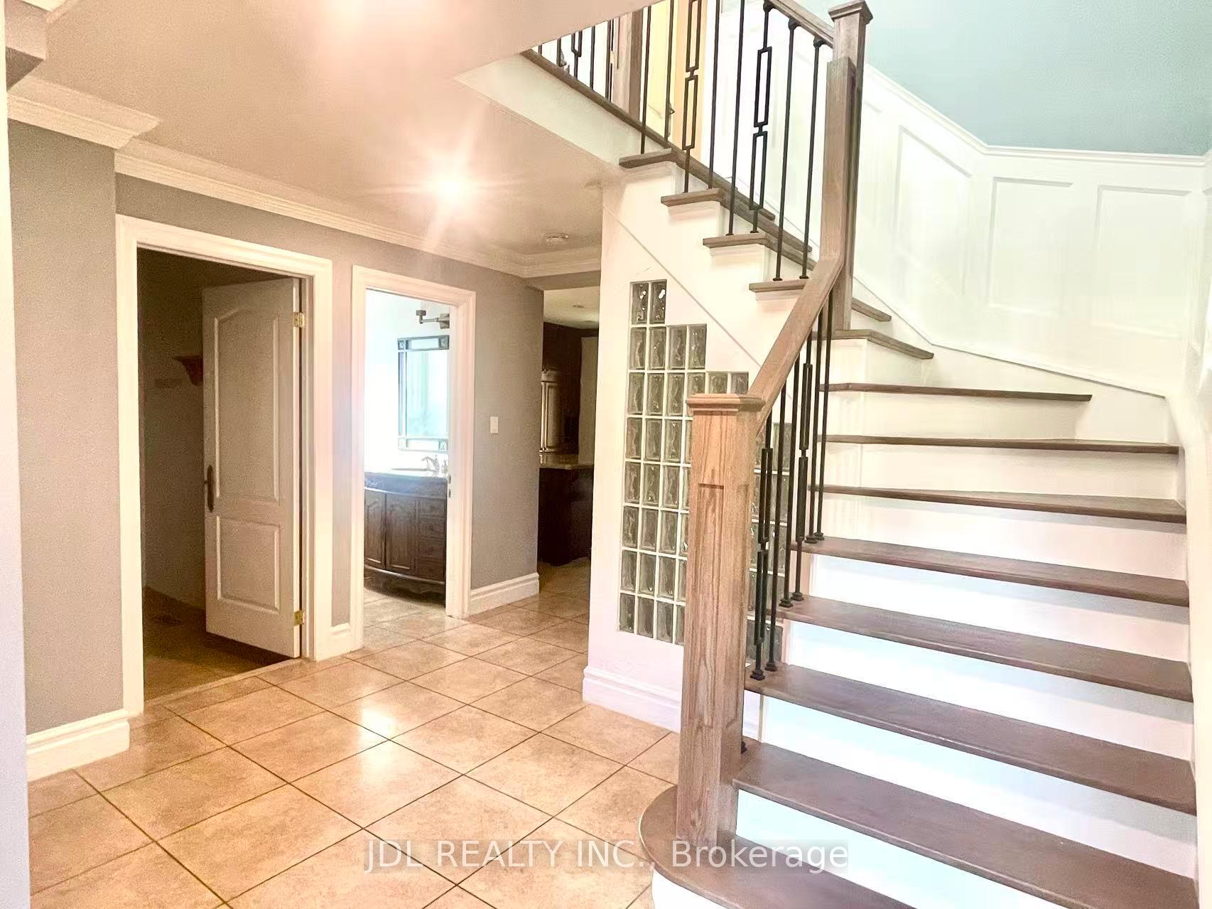 Photo 2 of 18 Findhorn Crescent, Vaughan, Maple — HOMEH