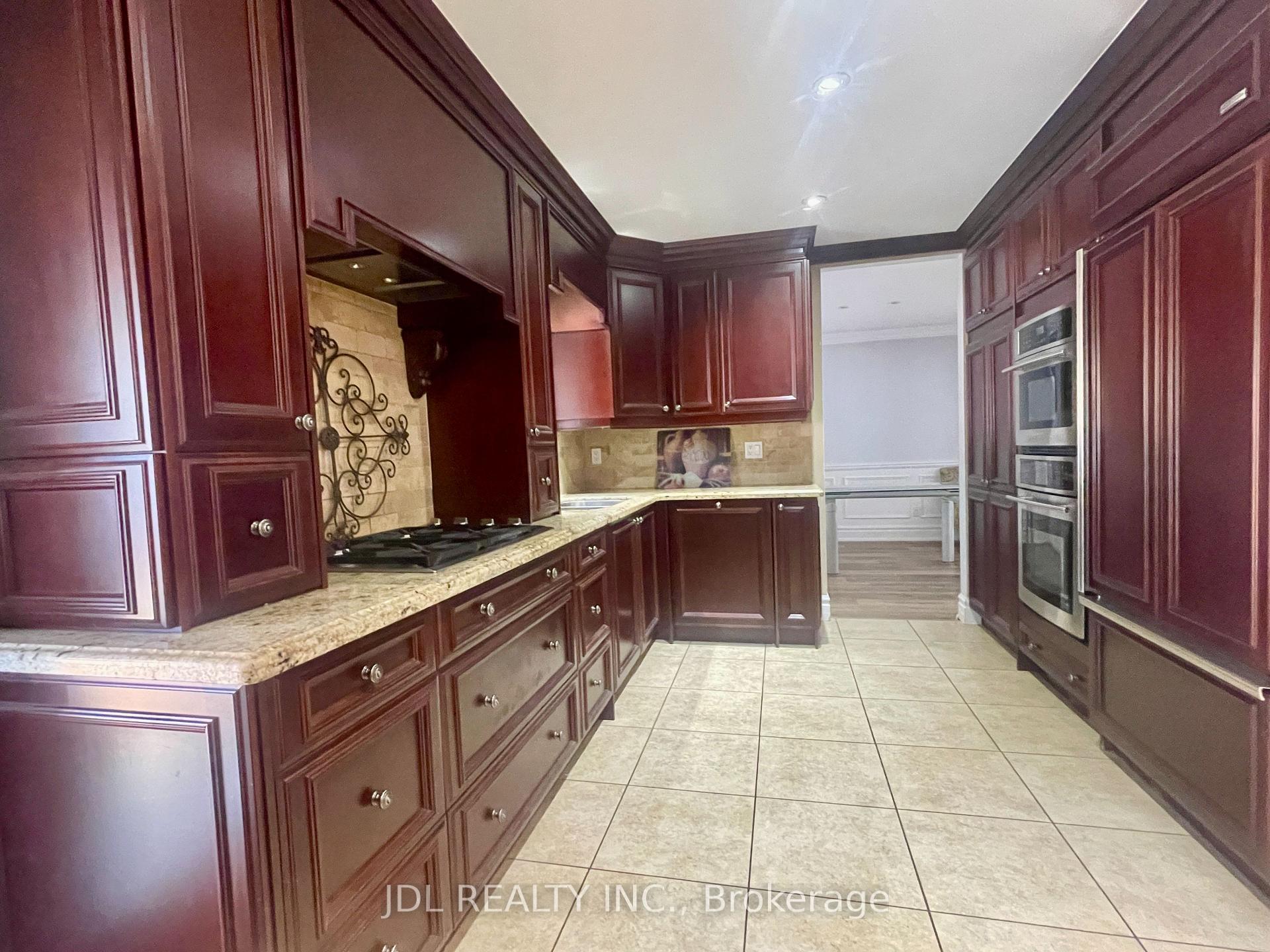 Photo 3 of 18 Findhorn Crescent, Vaughan, Maple — HOMEH