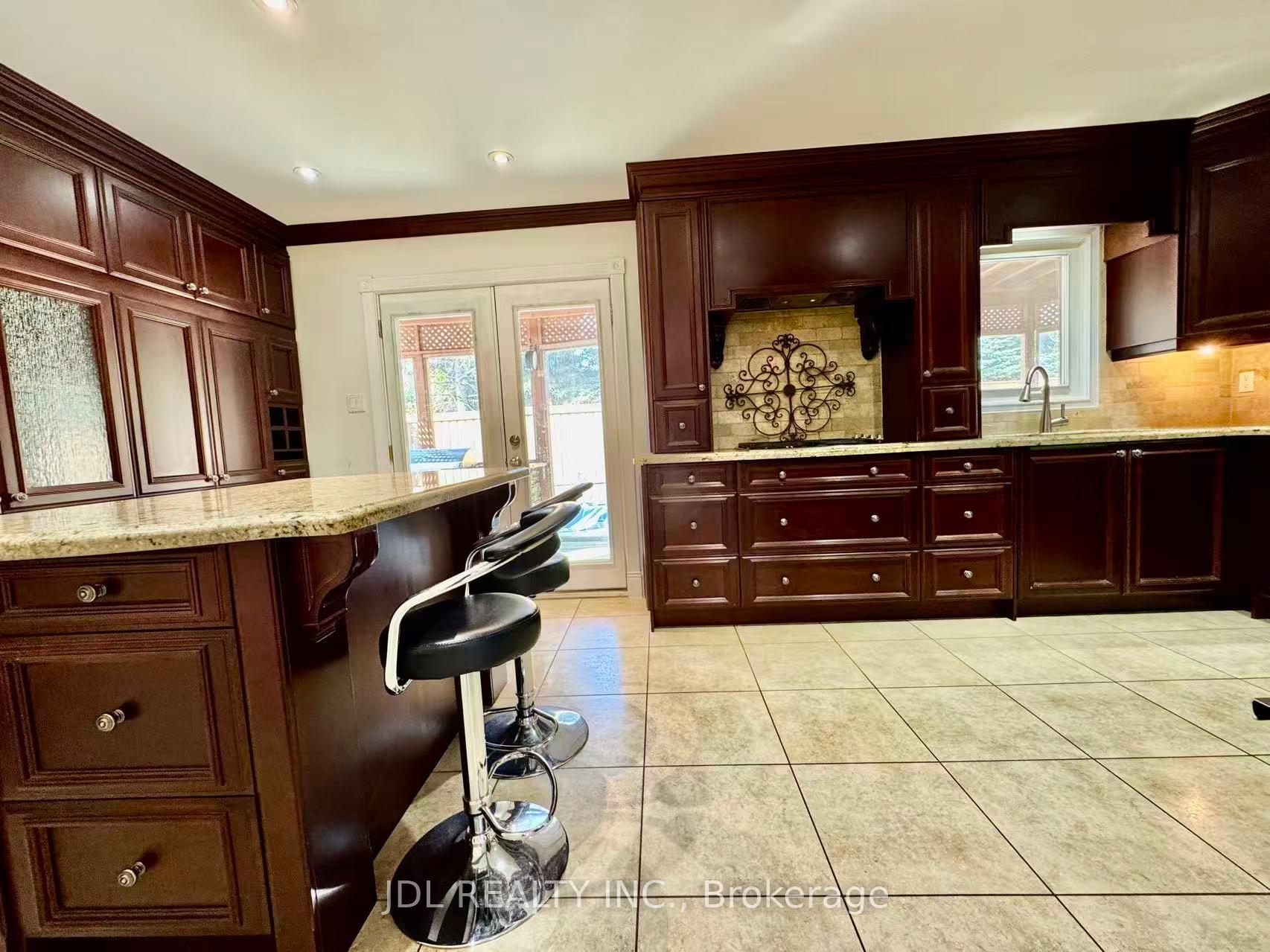 Photo 5 of 18 Findhorn Crescent, Vaughan, Maple — HOMEH