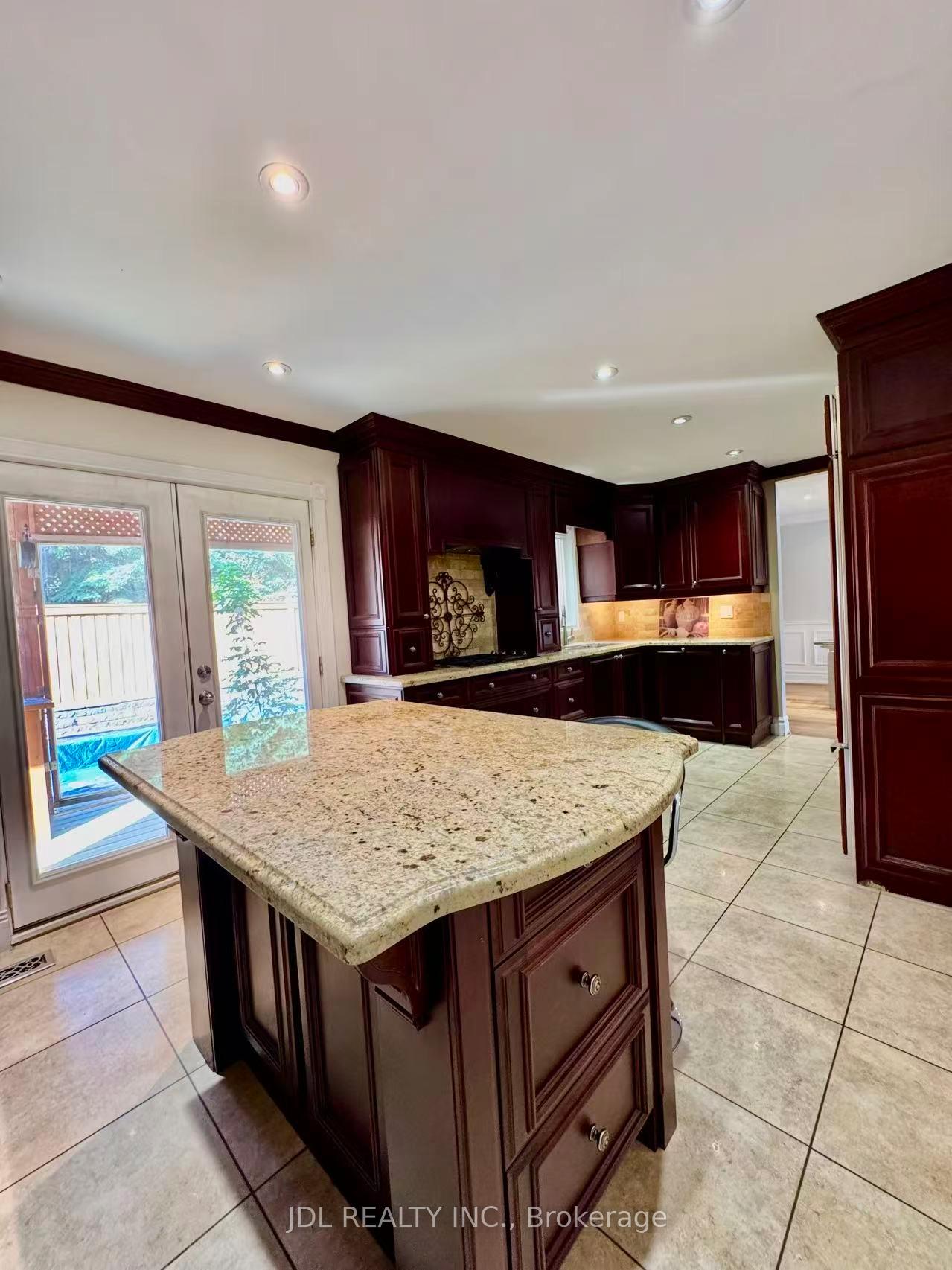 Photo 6 of 18 Findhorn Crescent, Vaughan, Maple — HOMEH
