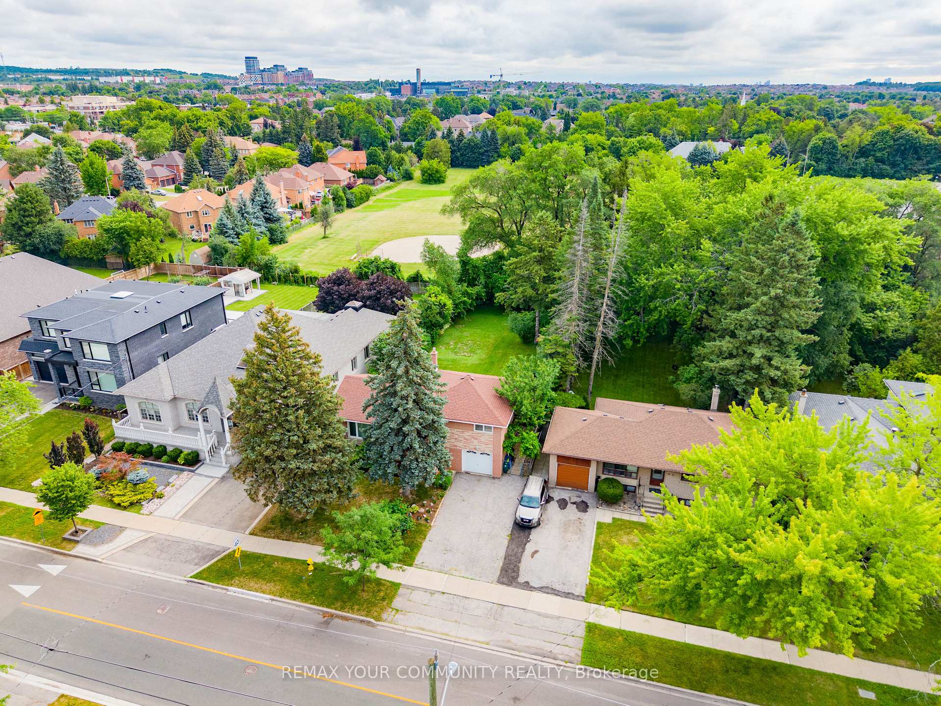 Photo 3 of 35 Netherford Road, Vaughan, Maple — HOMEH