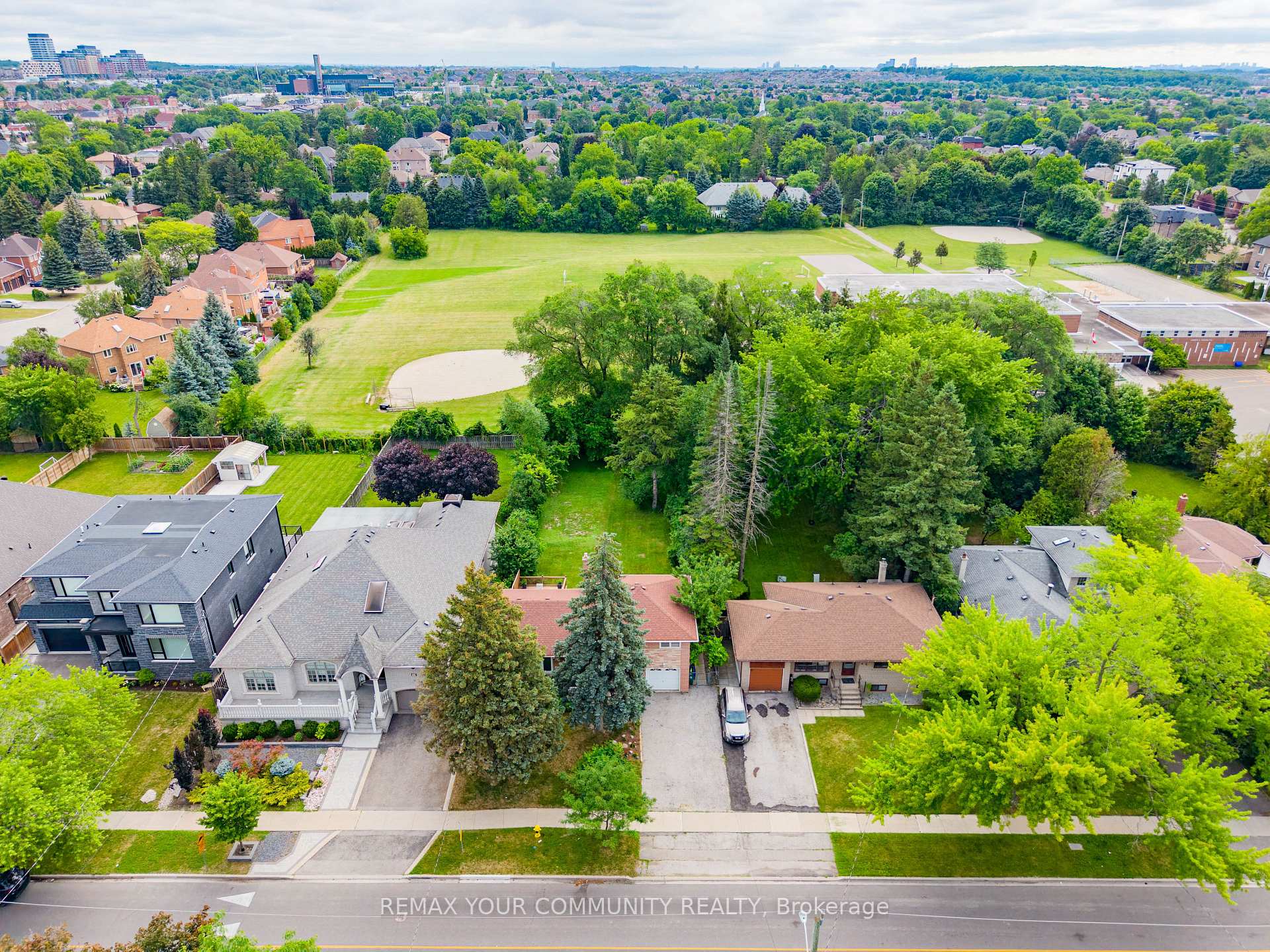 Photo 4 of 35 Netherford Road, Vaughan, Maple — HOMEH