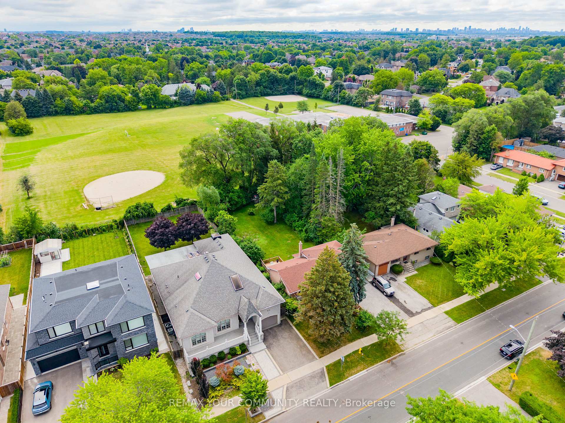 Photo 5 of 35 Netherford Road, Vaughan, Maple — HOMEH
