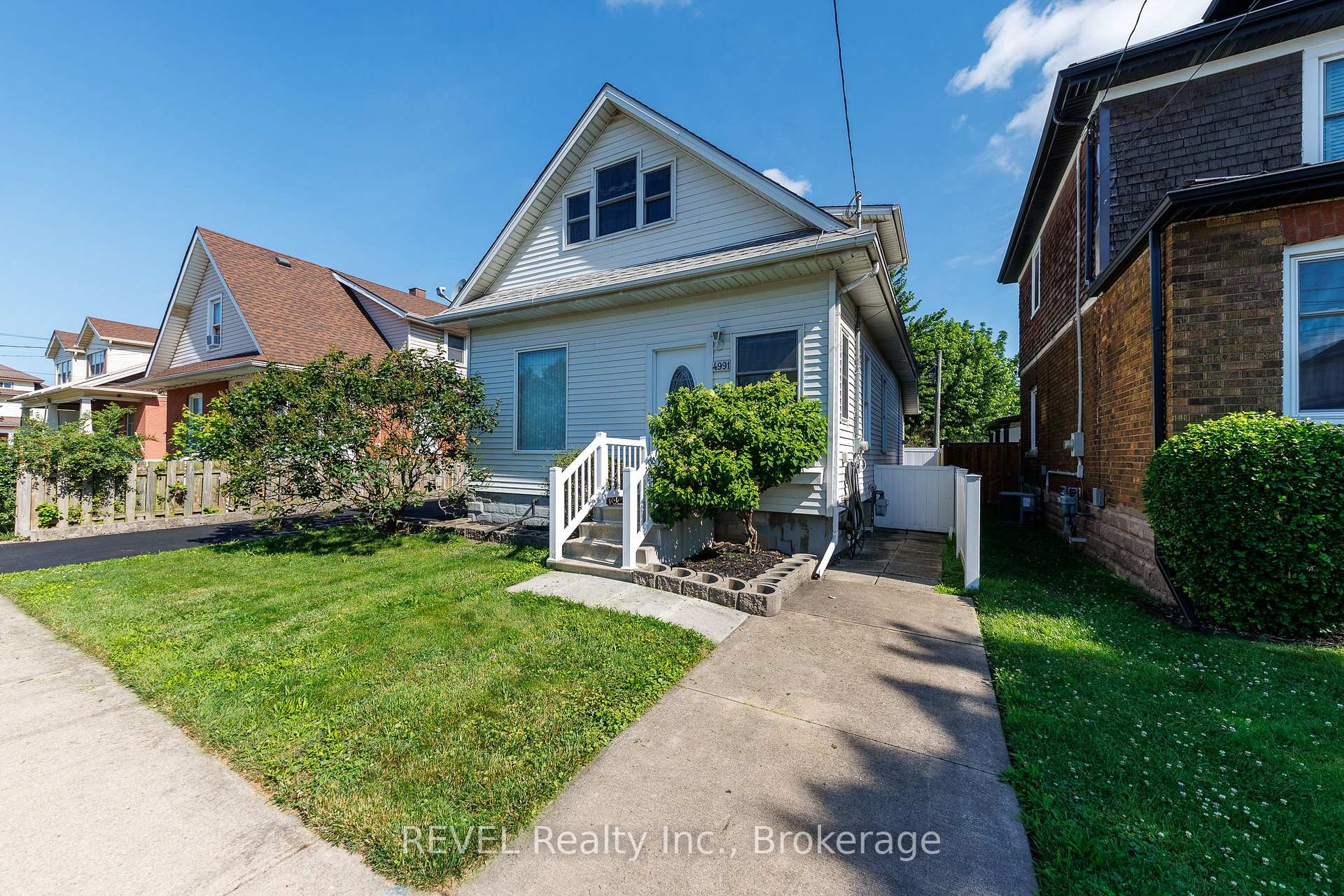Photo 3 of 4991 Huron Street, Niagara Falls, Cherrywood — HOMEH