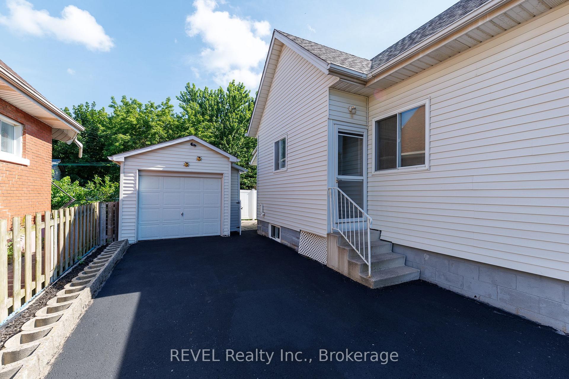 Photo 5 of 4991 Huron Street, Niagara Falls, Cherrywood — HOMEH