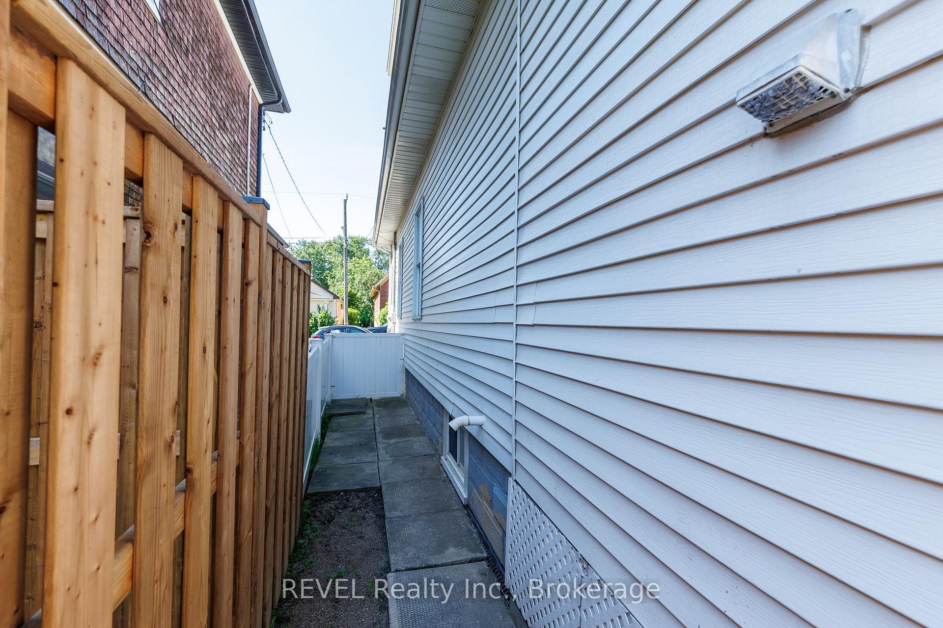 Photo 27 of 4991 Huron Street, Niagara Falls, Cherrywood — HOMEH