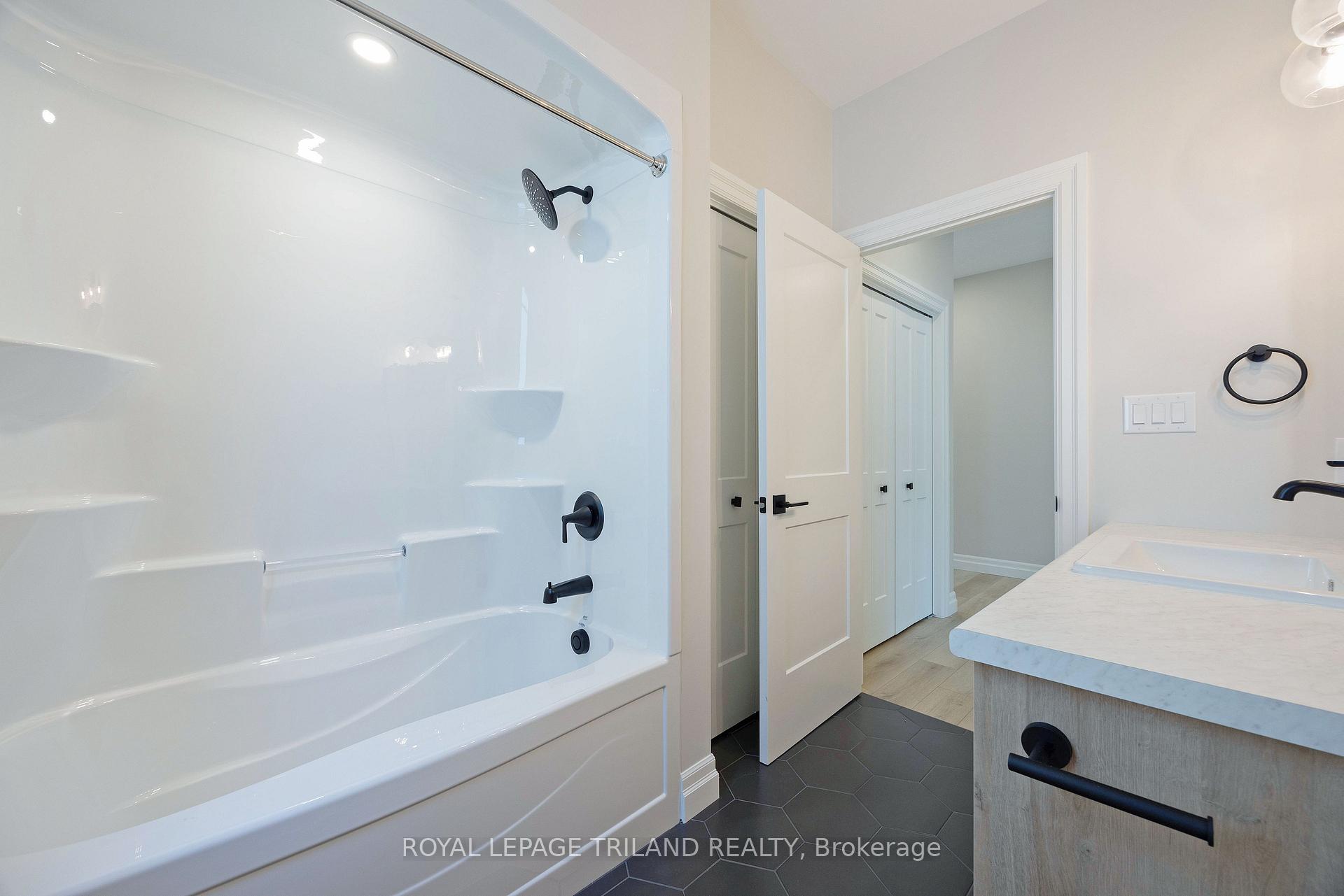 Photo 8 of 189 Catherine Street, North Middlesex, Parkhill — HOMEH