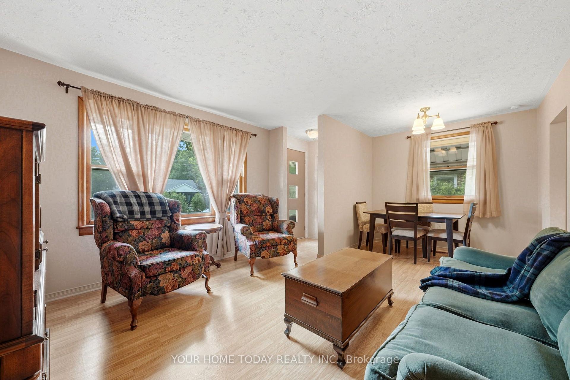 Photo 3 of 32 Dayfoot Drive, Halton Hills, Georgetown — HOMEH