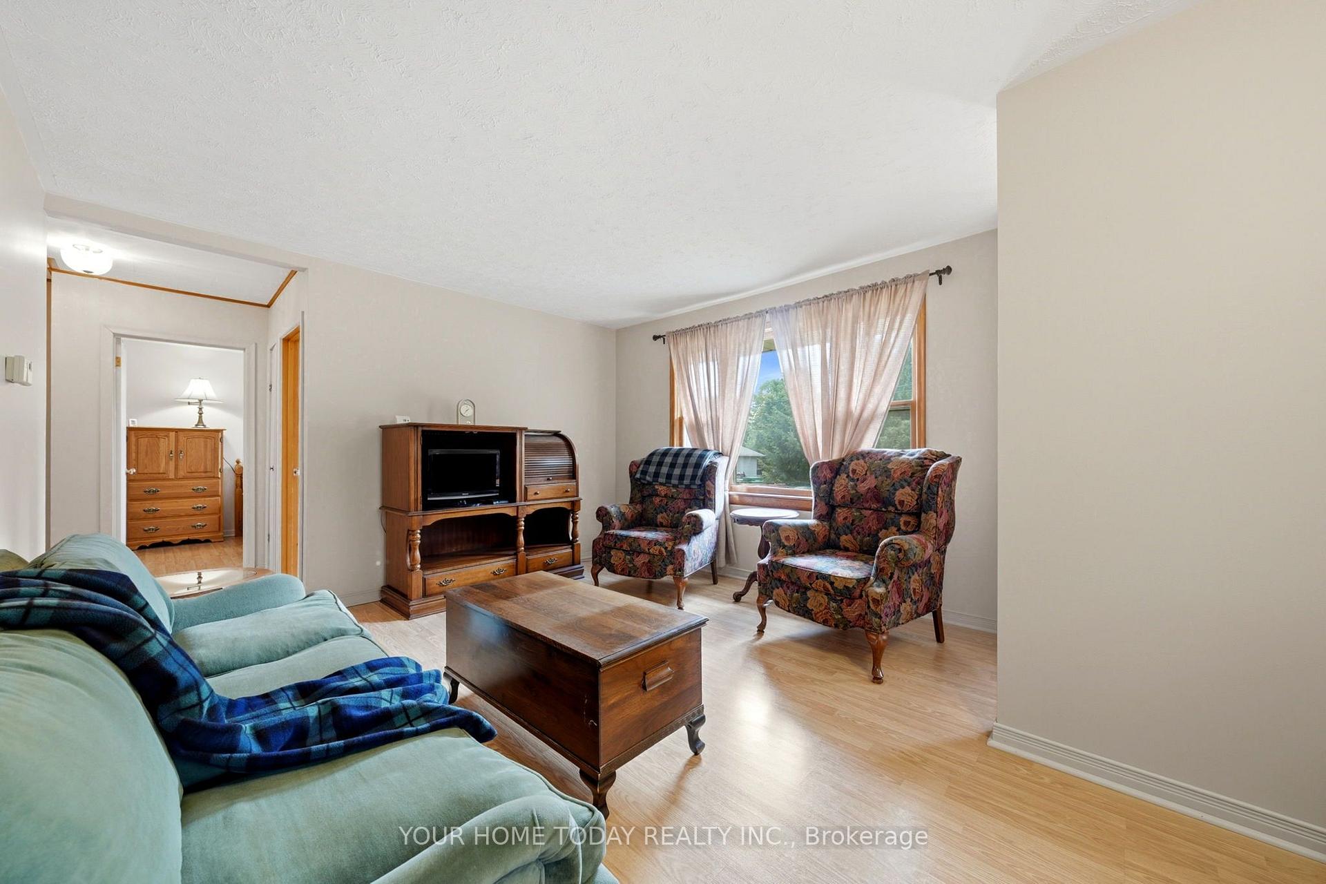 Photo 4 of 32 Dayfoot Drive, Halton Hills, Georgetown — HOMEH