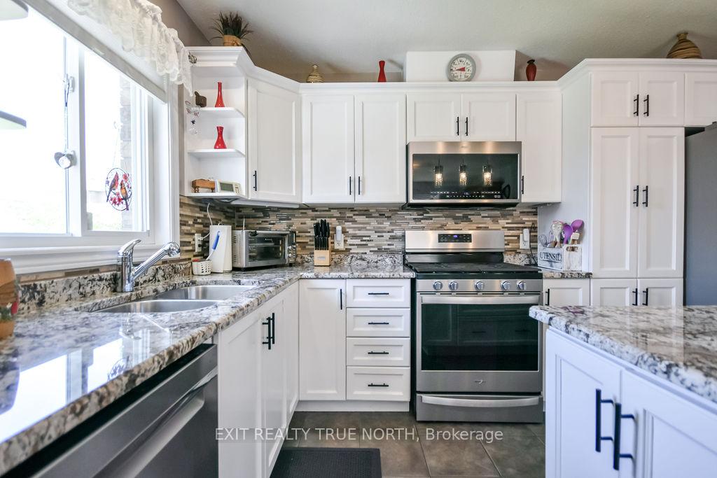 Photo 10 of 32 Graham Street, Springwater, Elmvale — HOMEH