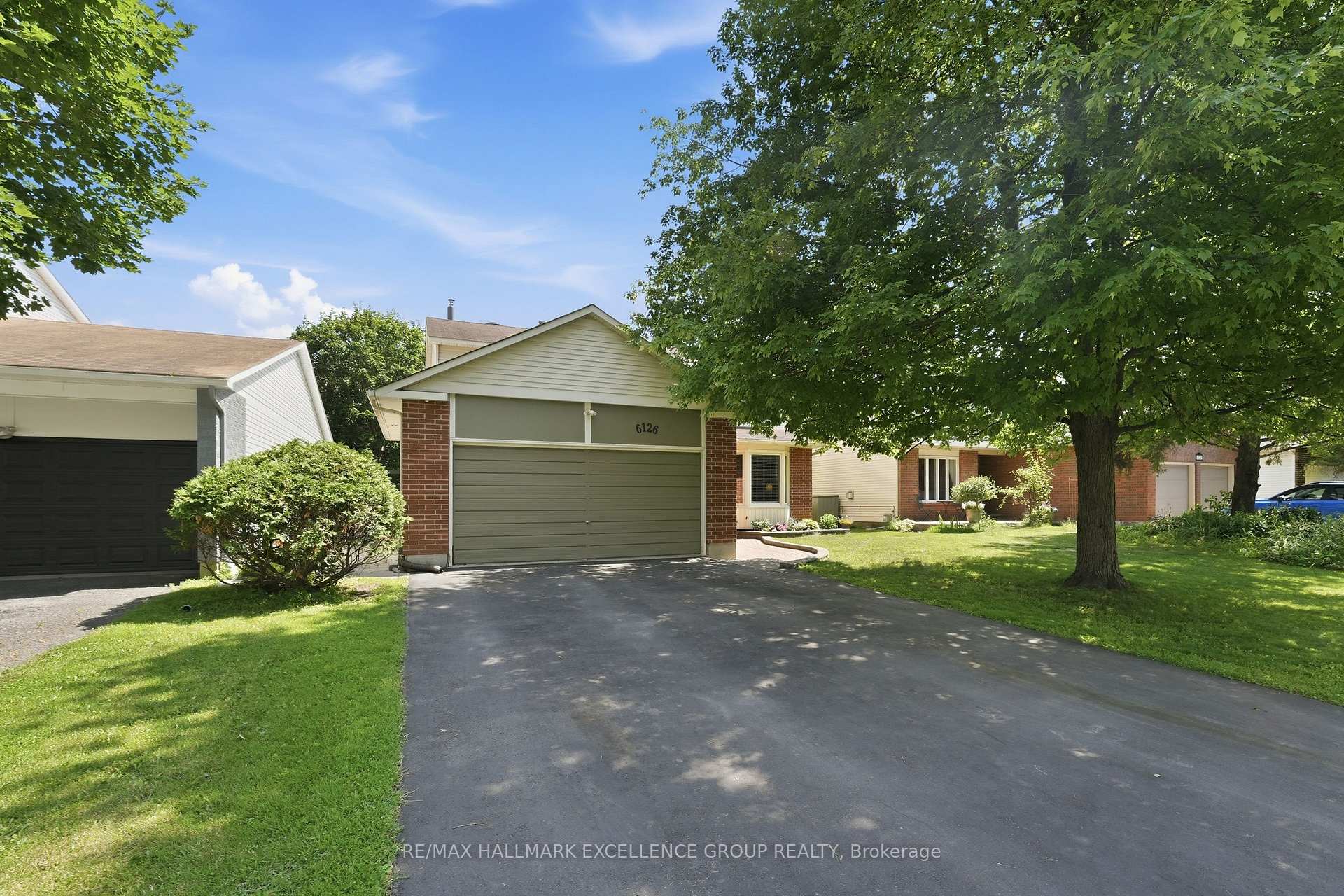 Photo 3 of 6126 Vineyard Drive, Ottawa, Convent Glen — HOMEH