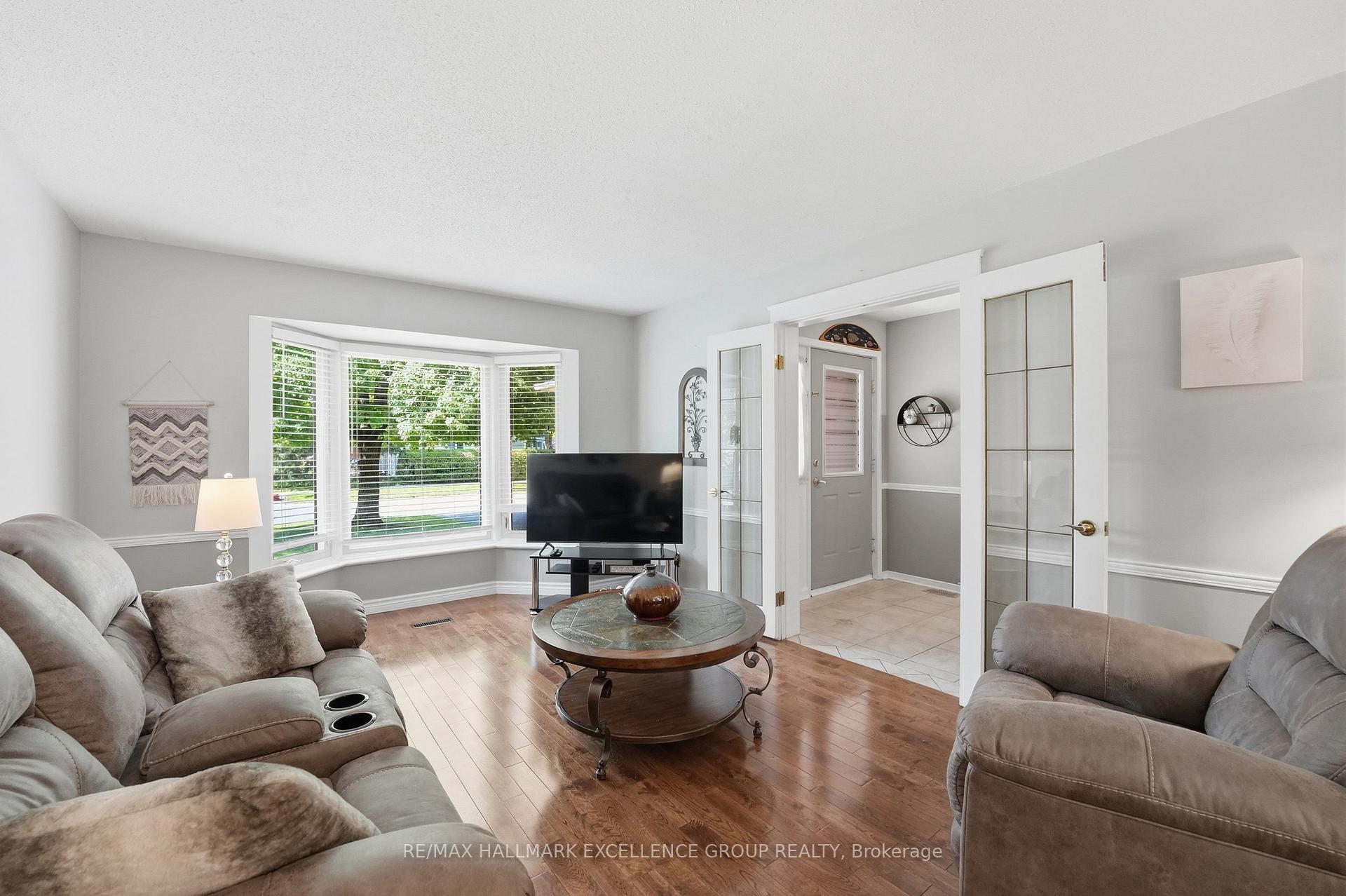 Photo 7 of 6126 Vineyard Drive, Ottawa, Convent Glen — HOMEH